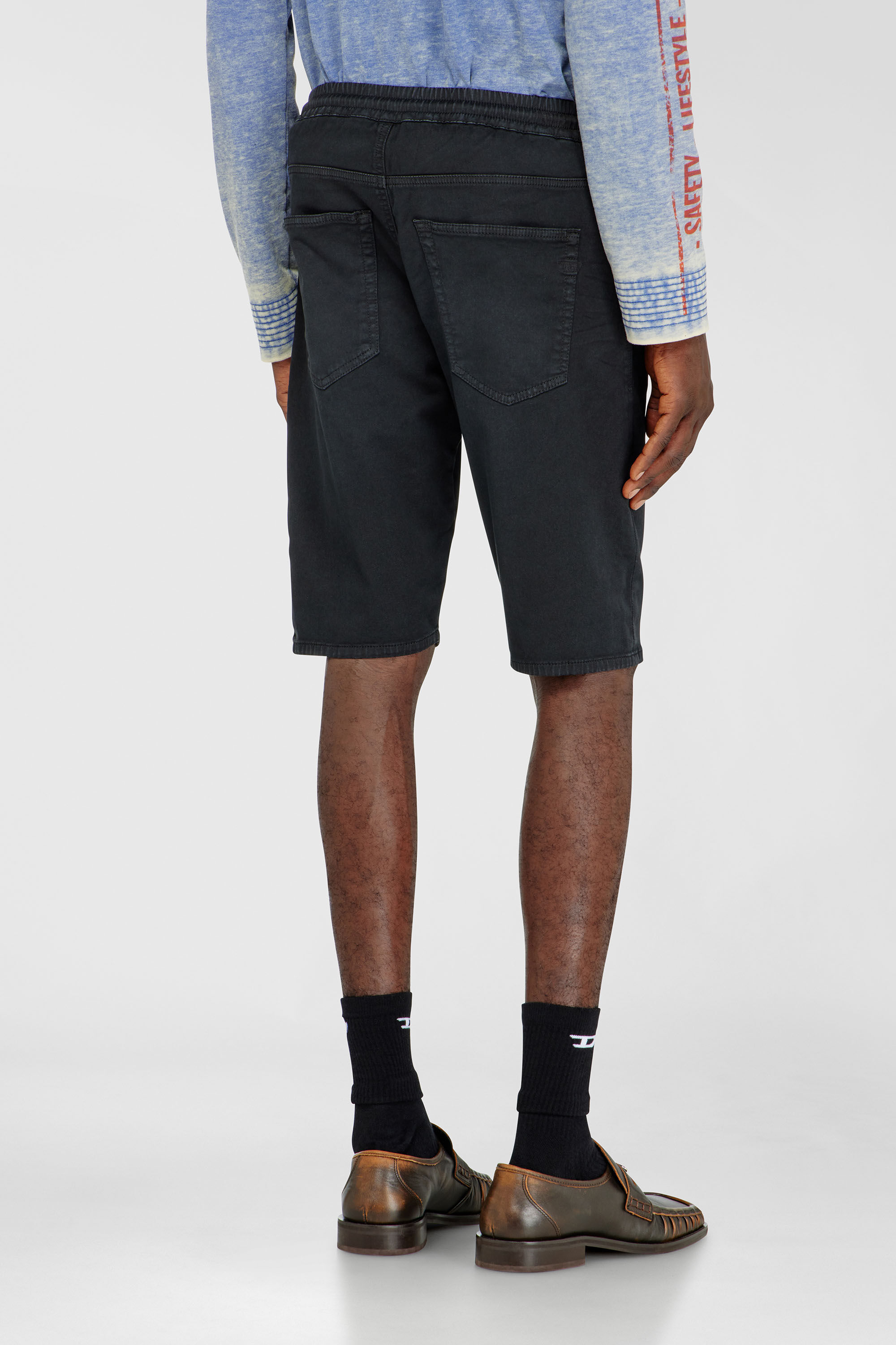 Diesel - 2033 D-KROOLEY-SHORT JOGG, Short chino en JoggJeans Homme in Noir - 4