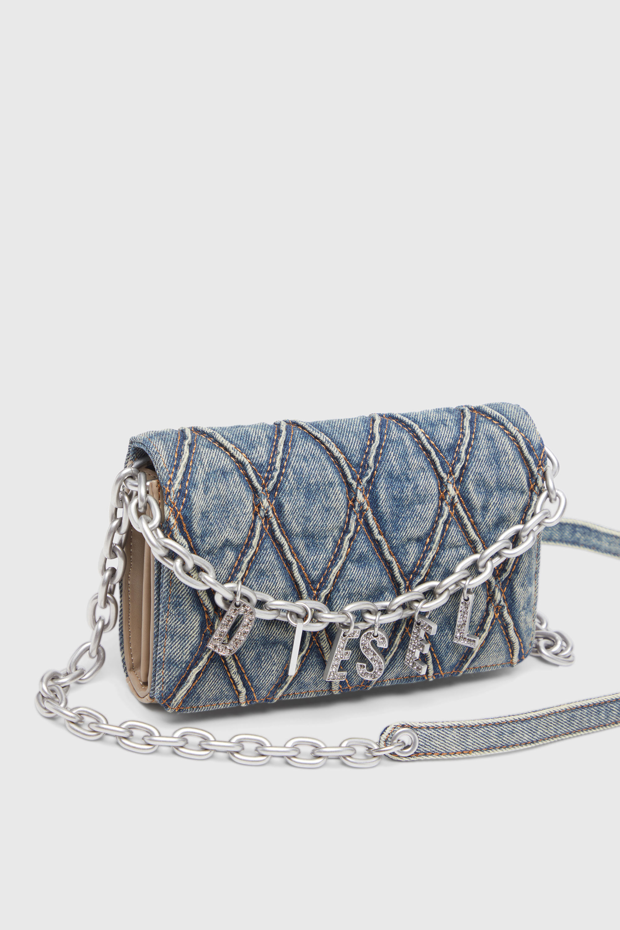 Diesel - CHARM-D WALLET STRAP, Porte-monnaie en denim matelass&eacute; motif argyle Femme in Bleu - 5