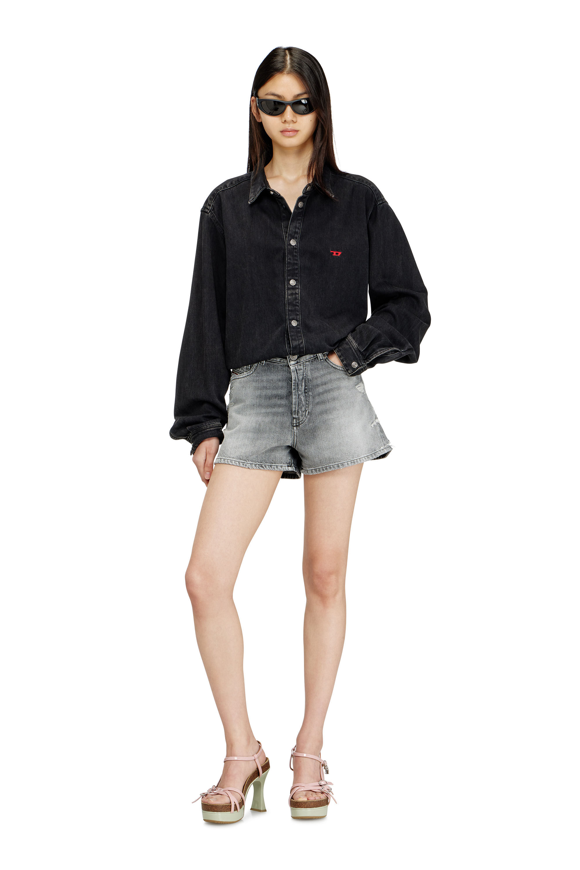 Diesel - DE-HELIOS, Short en denim &agrave; ourlets effiloch&eacute;s Femme in Gris - 1