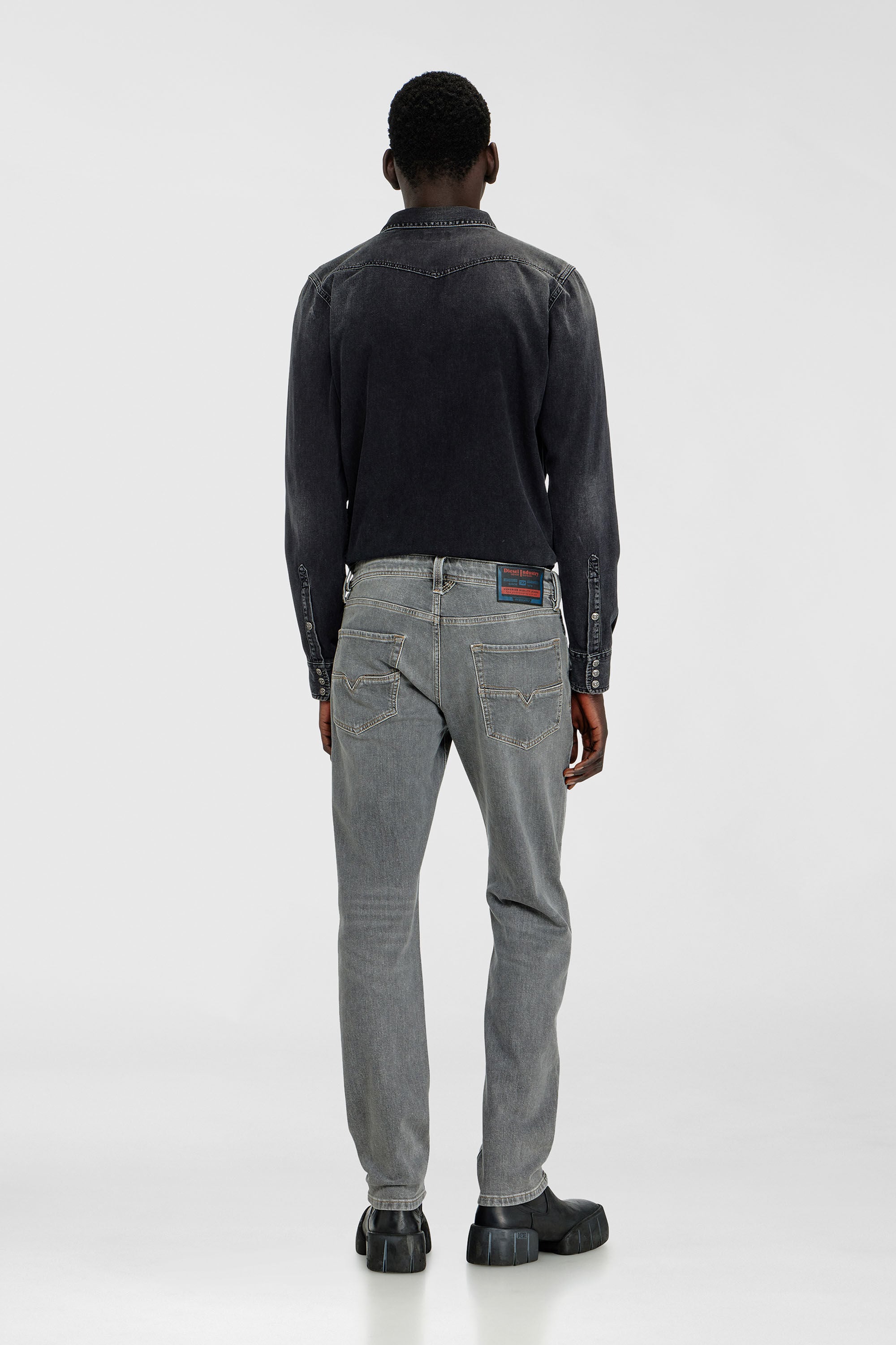 Diesel - Regular Jeans 1986 Larkee-Beex 0KBBI Homme, Gris - Image 3