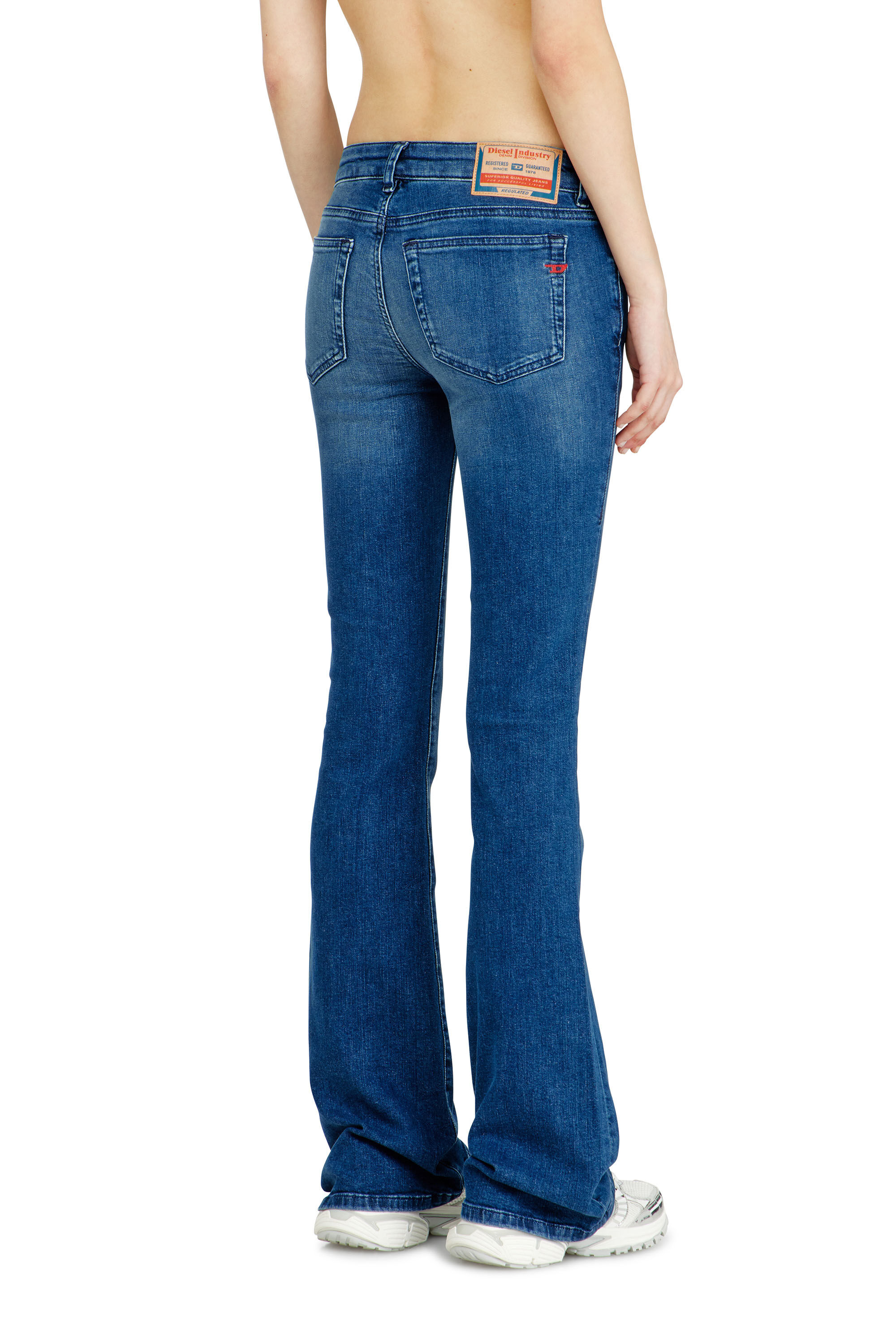 Diesel - Bootcut Jeans 1969 D-Ebbey 0ADBB Femme, Bleu moyen - Image 4