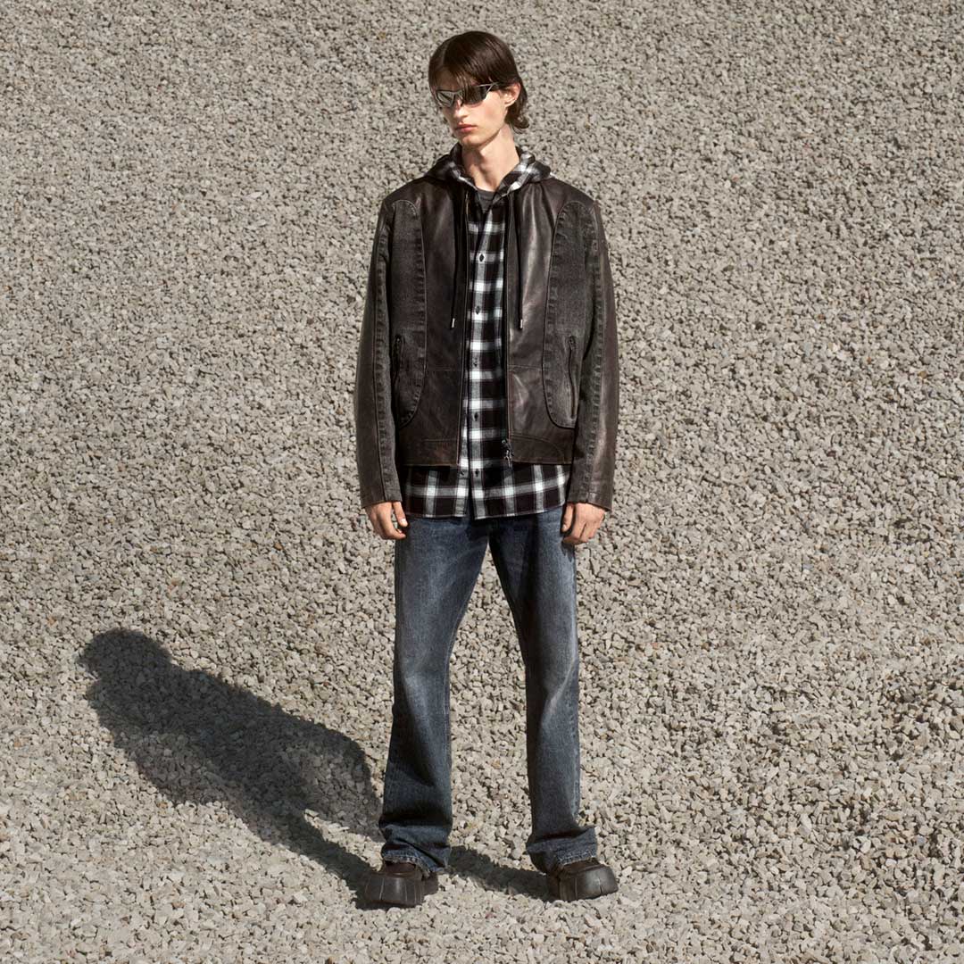 Un homme porte un jean Diesel