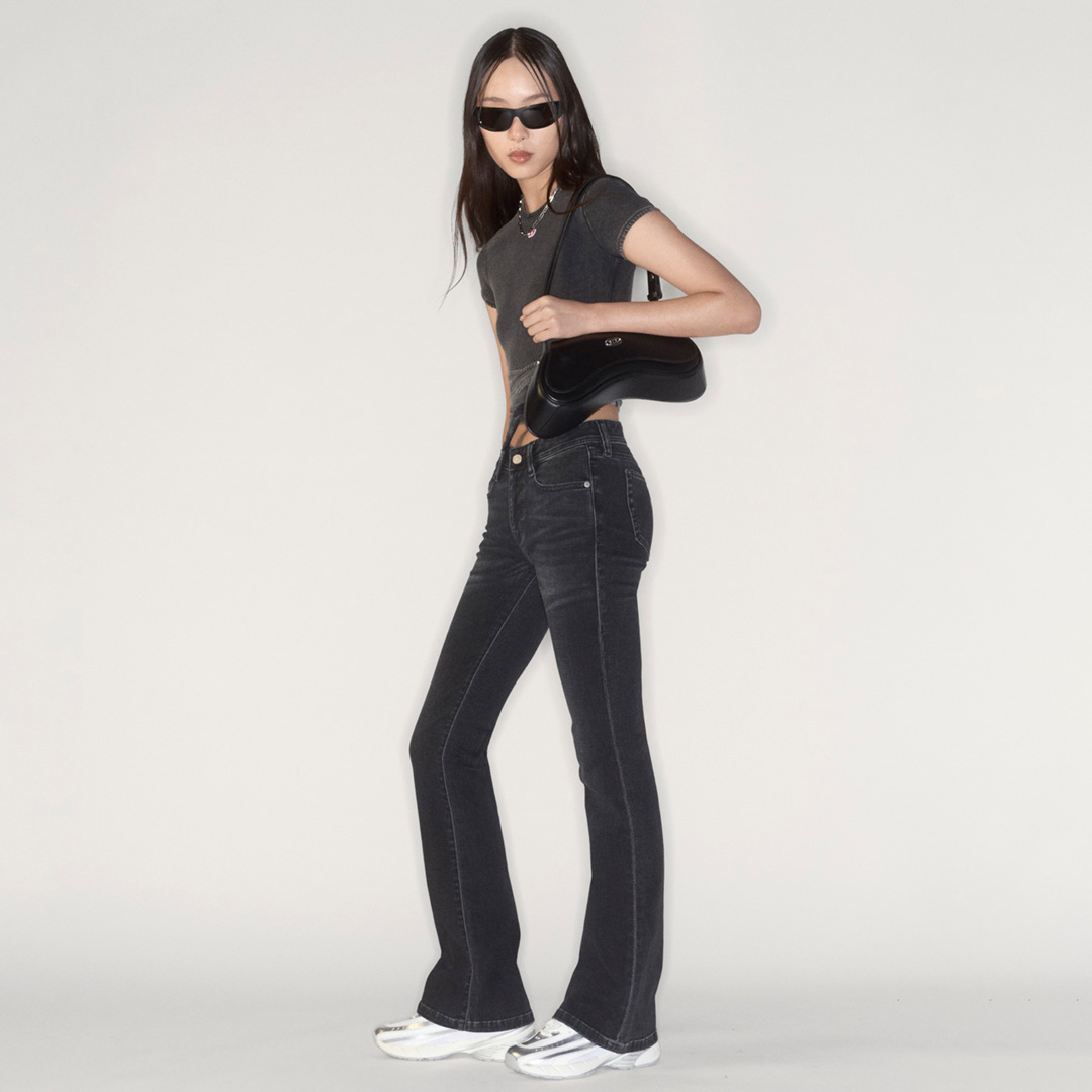 Une femme porte un jean Diesel