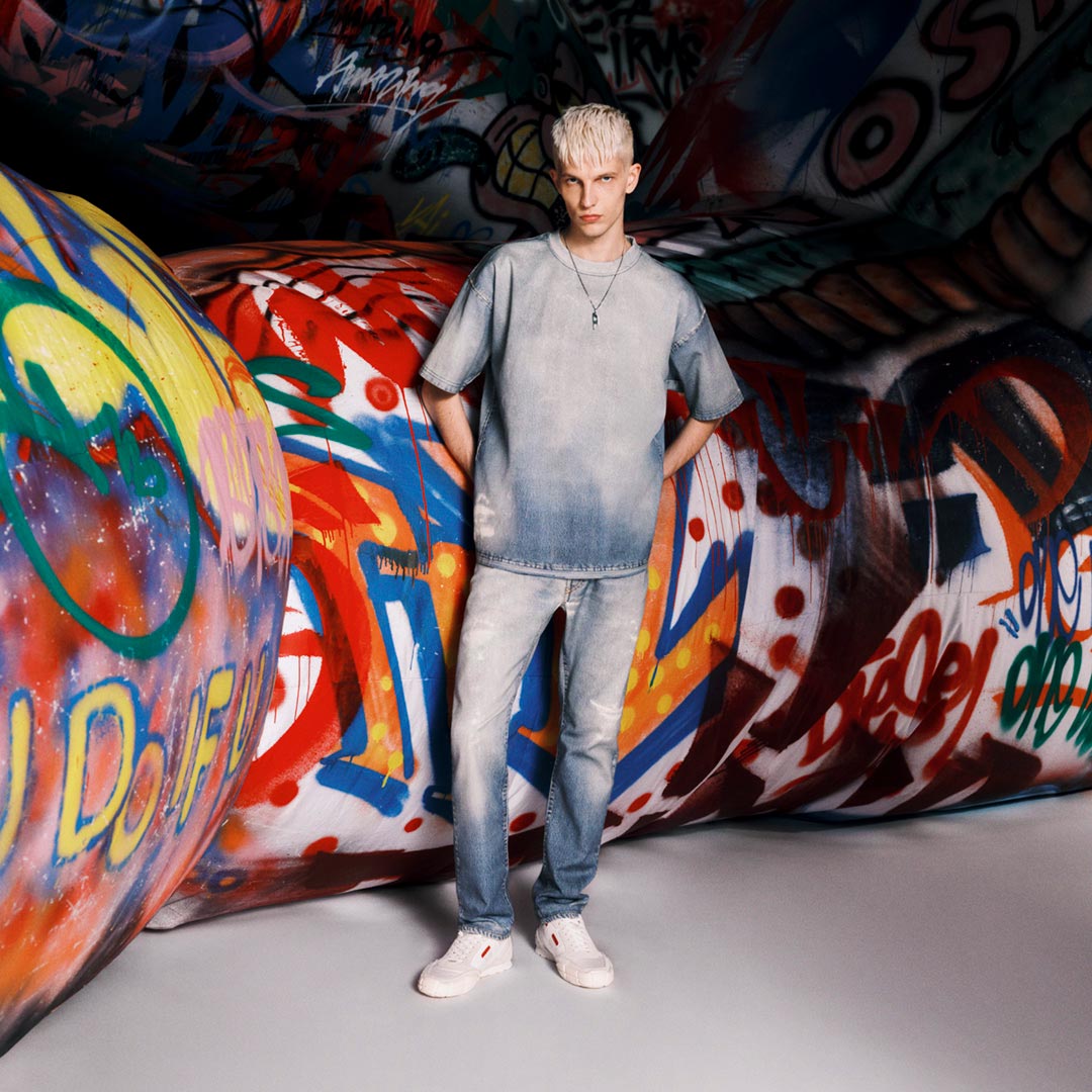 Un homme porte un jean Diesel