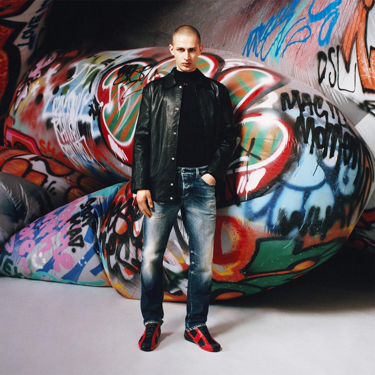 Un homme porte un jean Diesel