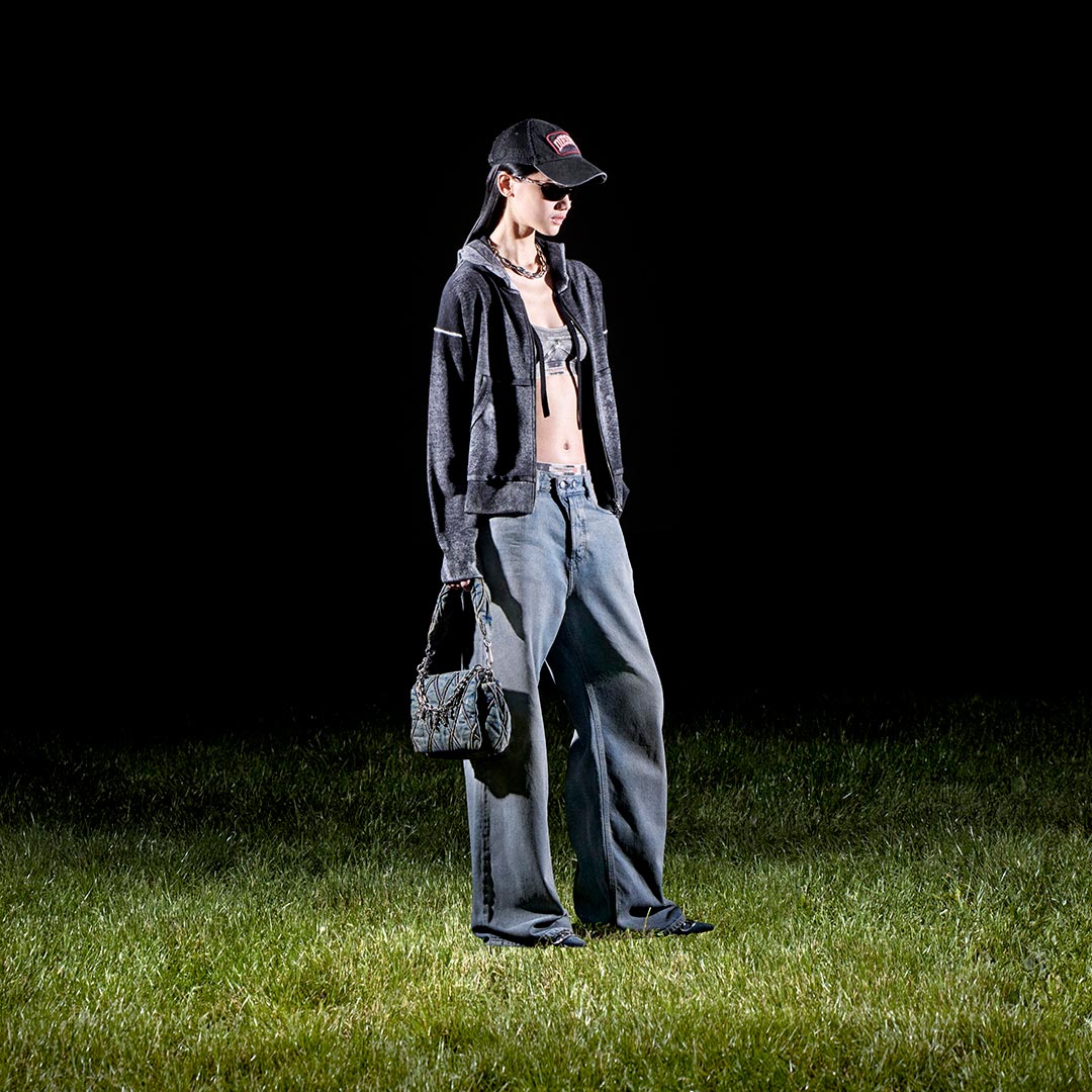 Une femme porte un jean Diesel