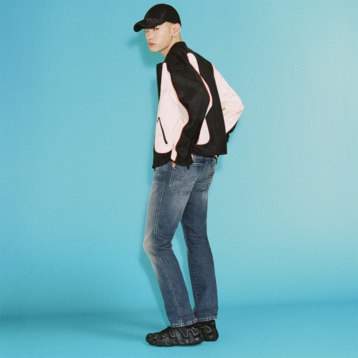 Un homme porte un jean Diesel