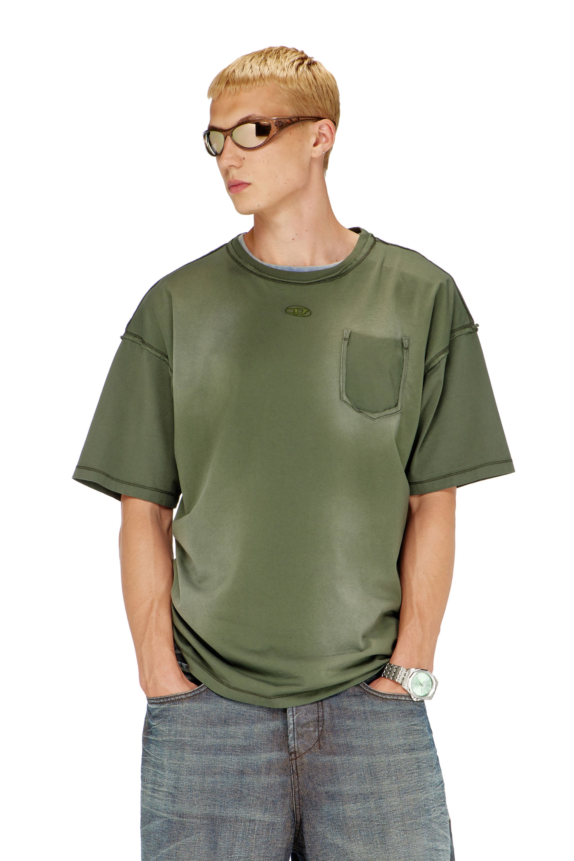 Diesel - T-POCK, T-shirt effet d&eacute;lav&eacute; avec poche d&eacute;chir&eacute;e Homme in Vert - 1