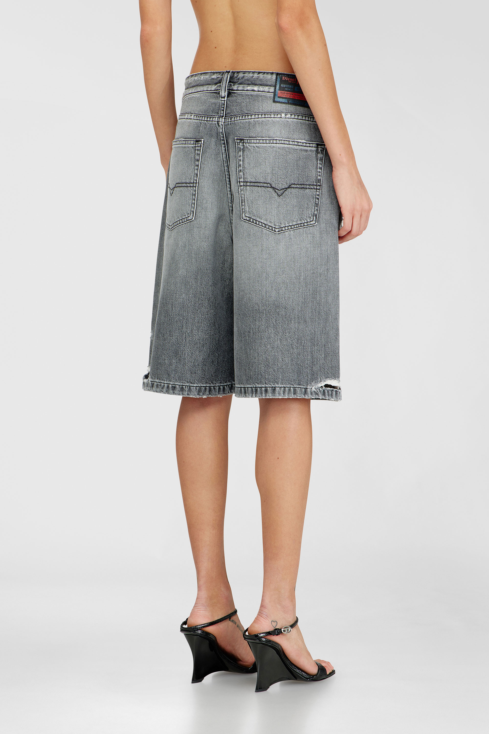 Diesel - DE-SIRE-SHORT, Short en denim &agrave; ourlets effiloch&eacute;s Femme in Gris - 4
