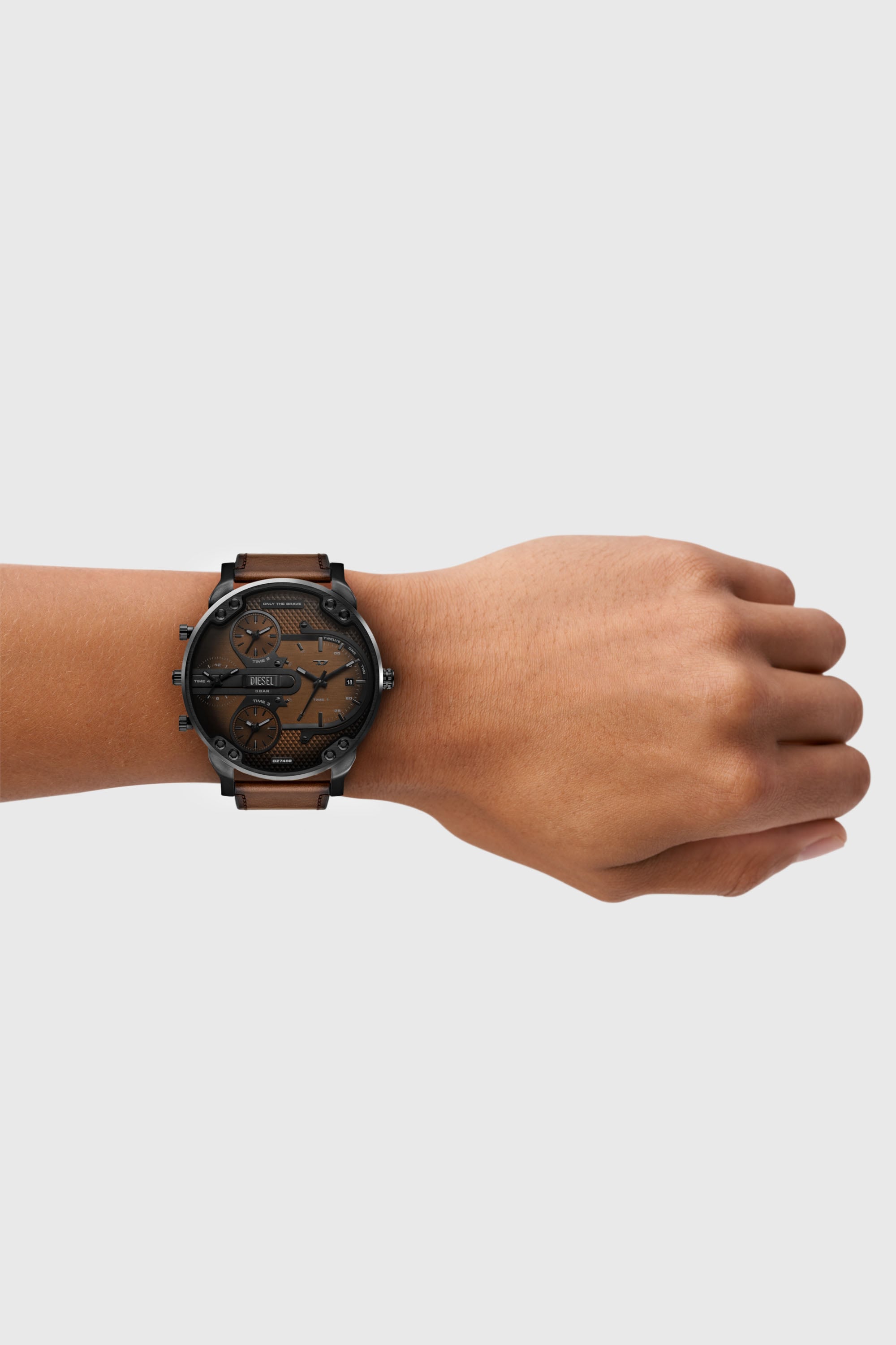 Diesel - DZ7492 WATCH, Montre Mega Chief Slim en cuir marron Homme in Marron - 4