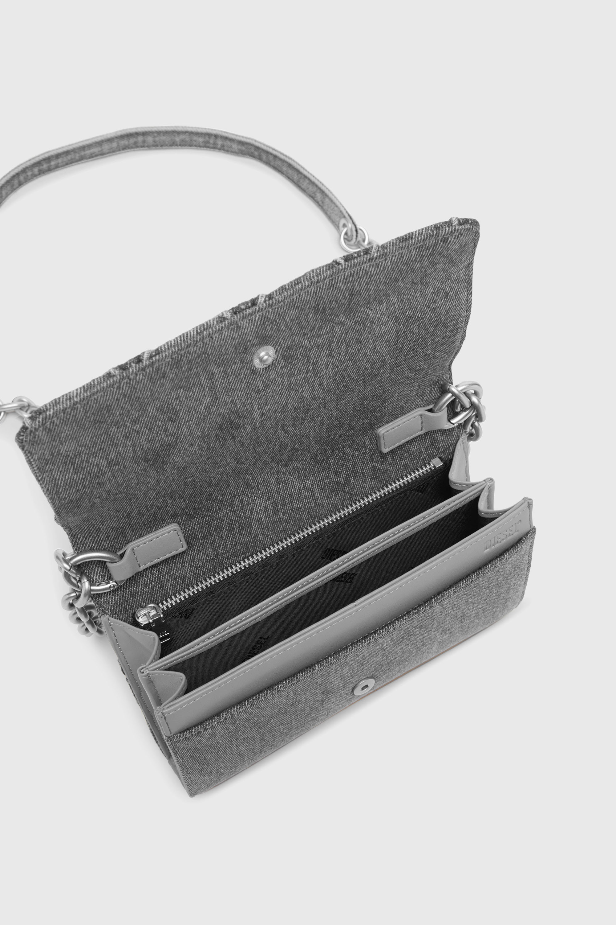 Diesel - CHARM-D WALLET STRAP, Porte-monnaie en denim matelass&eacute; motif argyle Femme in Bleu - 4