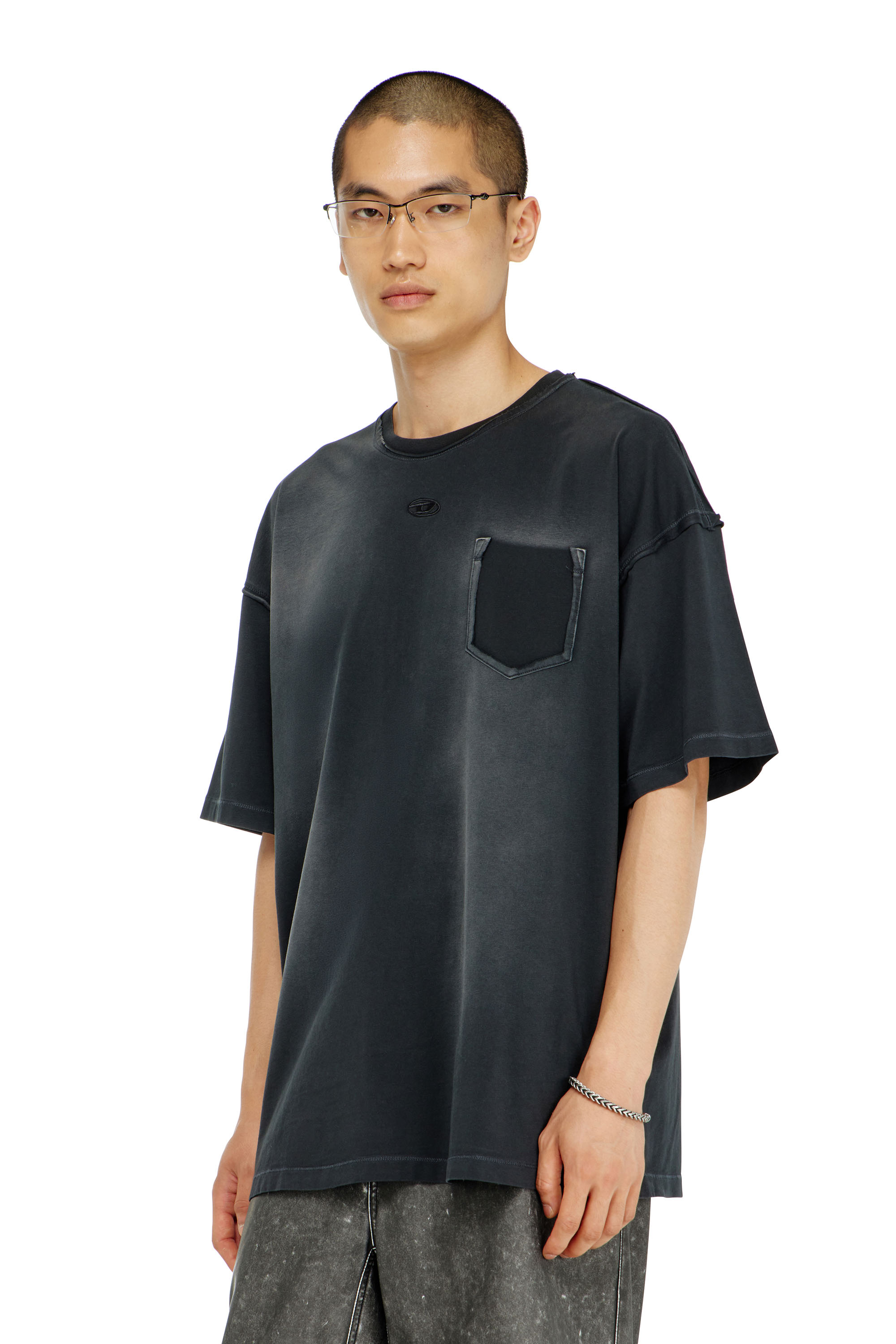 Diesel - T-POCK, T-shirt effet d&eacute;lav&eacute; avec poche d&eacute;chir&eacute;e Homme in Noir - 3