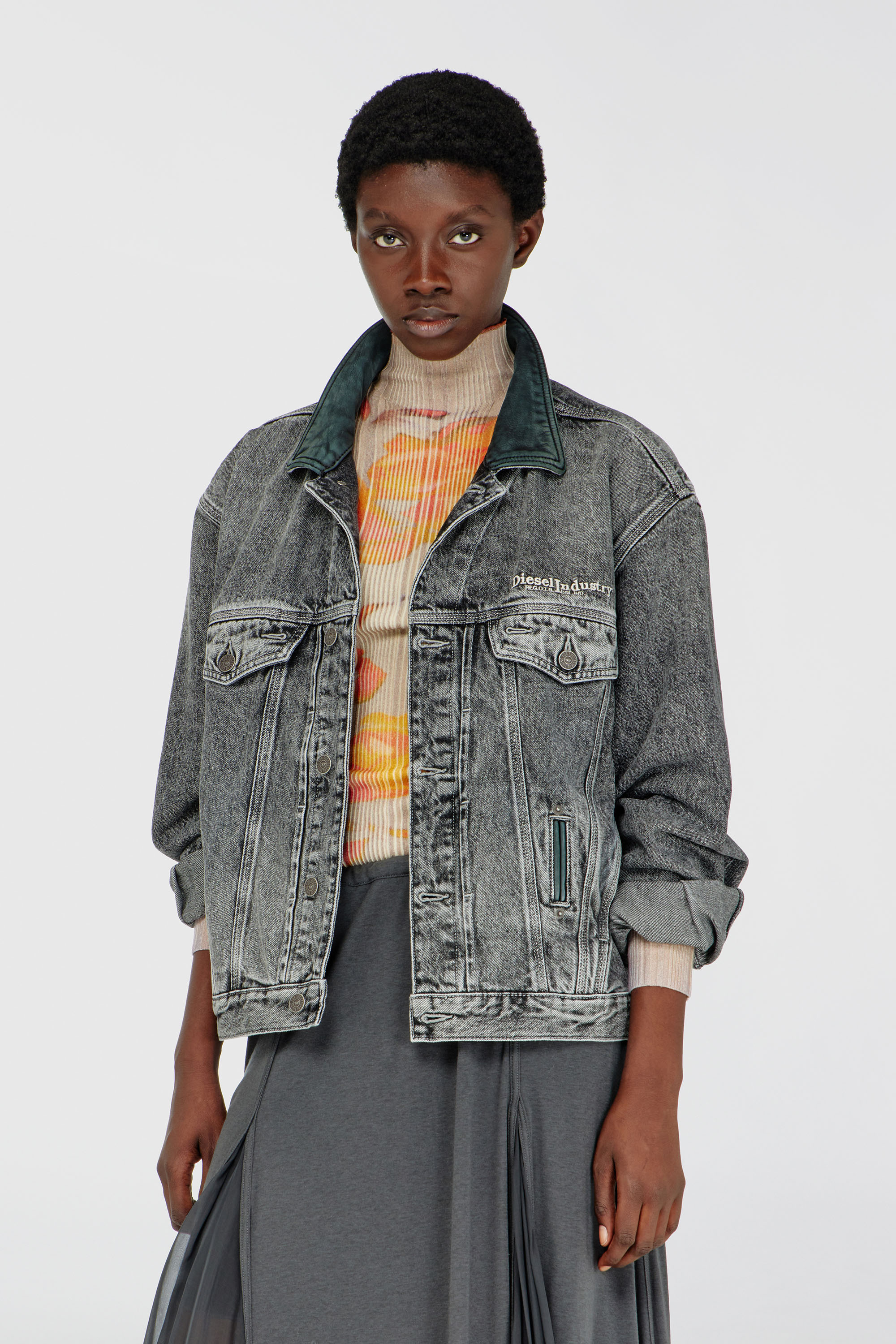 Diesel - D-DENVER-S, Veste en jean trucker avec garnitures en cuir ton sur ton Mixte in Gris - 6