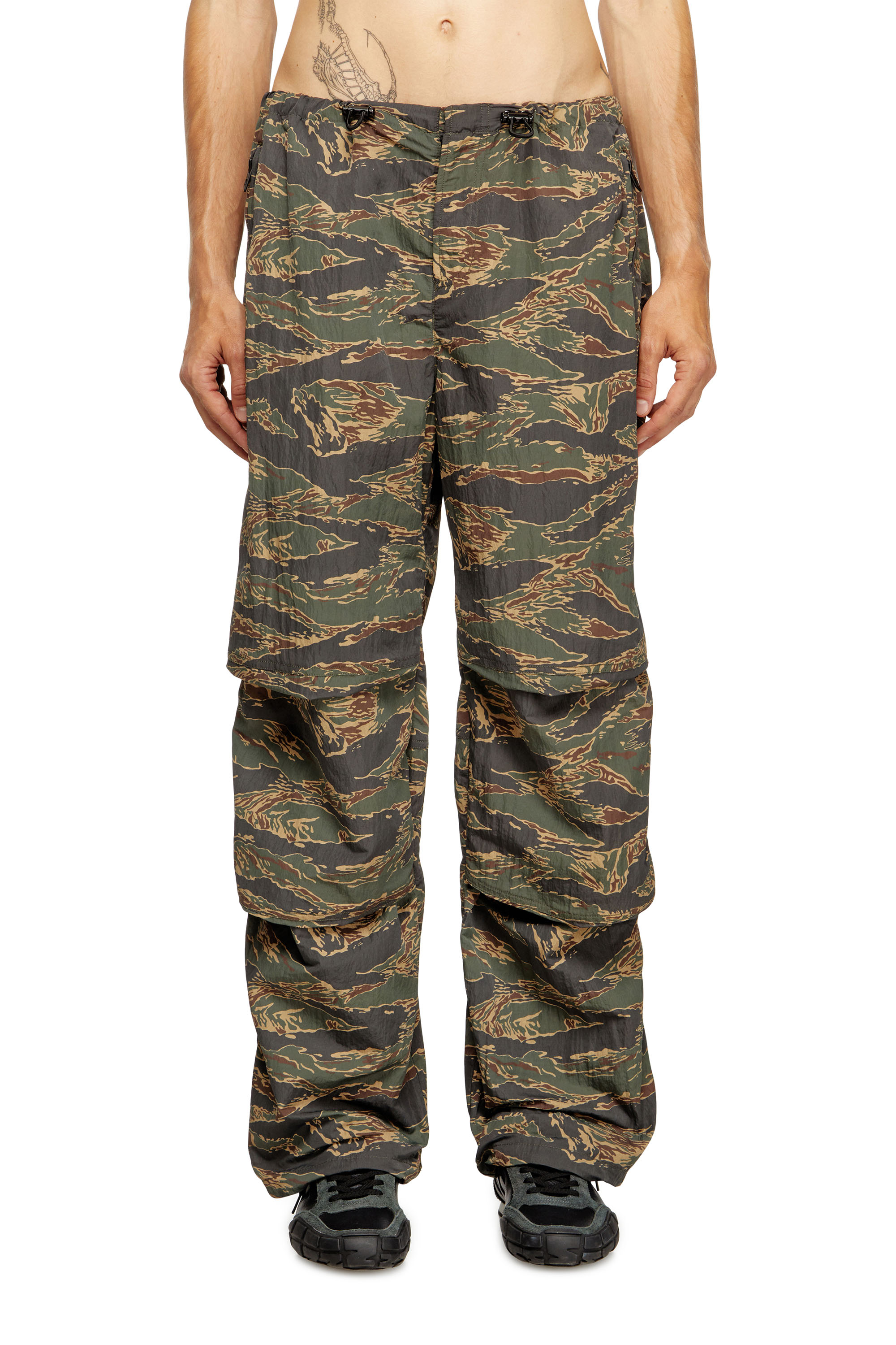 Diesel - P-ANIC, Pantalon cargo en nylon à imprimé camouflage Homme in Vert - 3