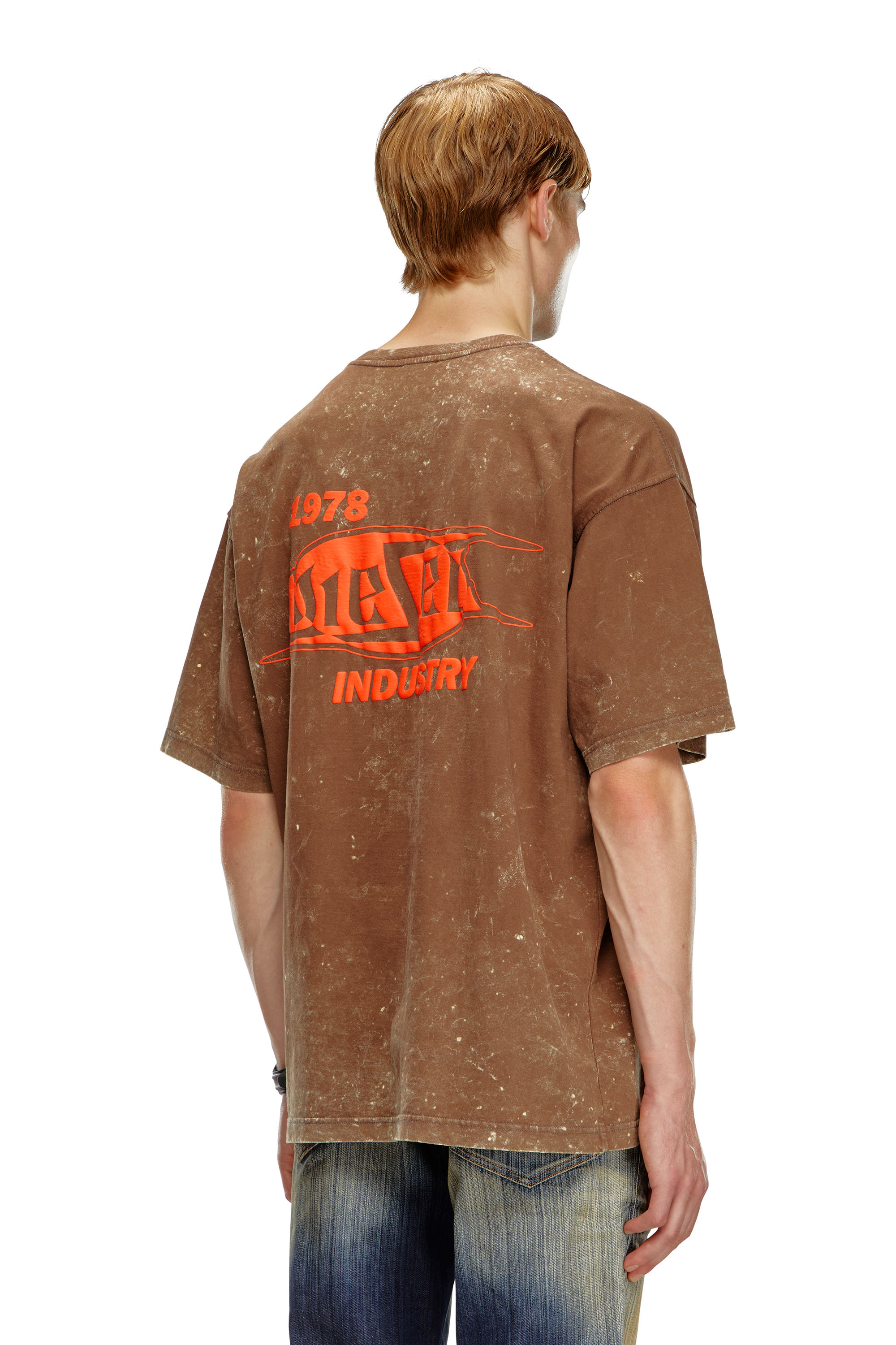 Diesel - T-BOXT-Q8, T-shirt marbré avec logo imprimé à l'encre bouffante Homme in Marron - 4