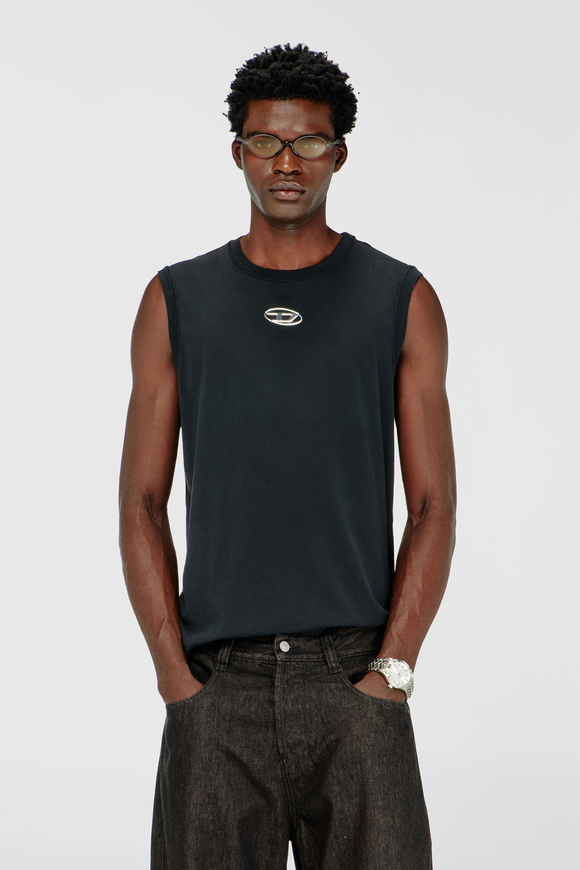 Diesel - T-BISCO-IOD, D&eacute;bardeur en coton avec un Oval D m&eacute;tallis&eacute; Homme in Noir - 1