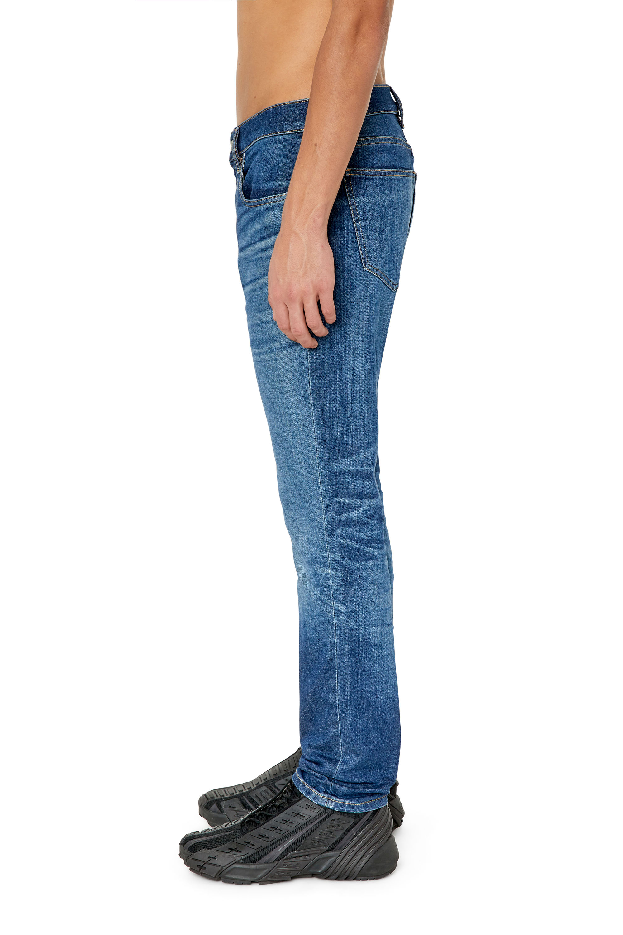 Diesel - 2019 D-Strukt 0NFAN Slim Jeans, Bleu Clair - Image 5