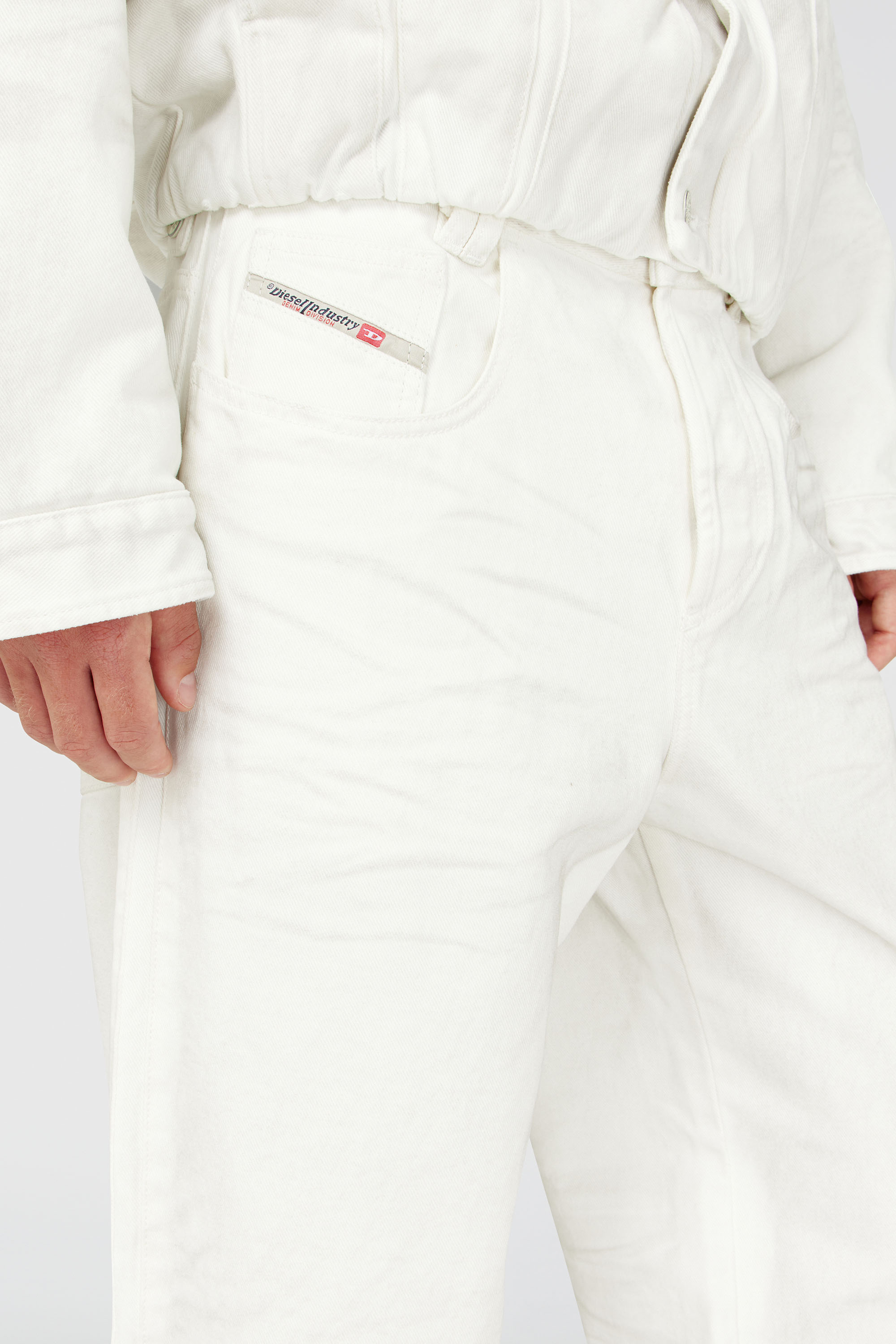 Diesel - Relaxed Jeans 1982 D-Hakou 007GG Mixte, Blanc - Image 9