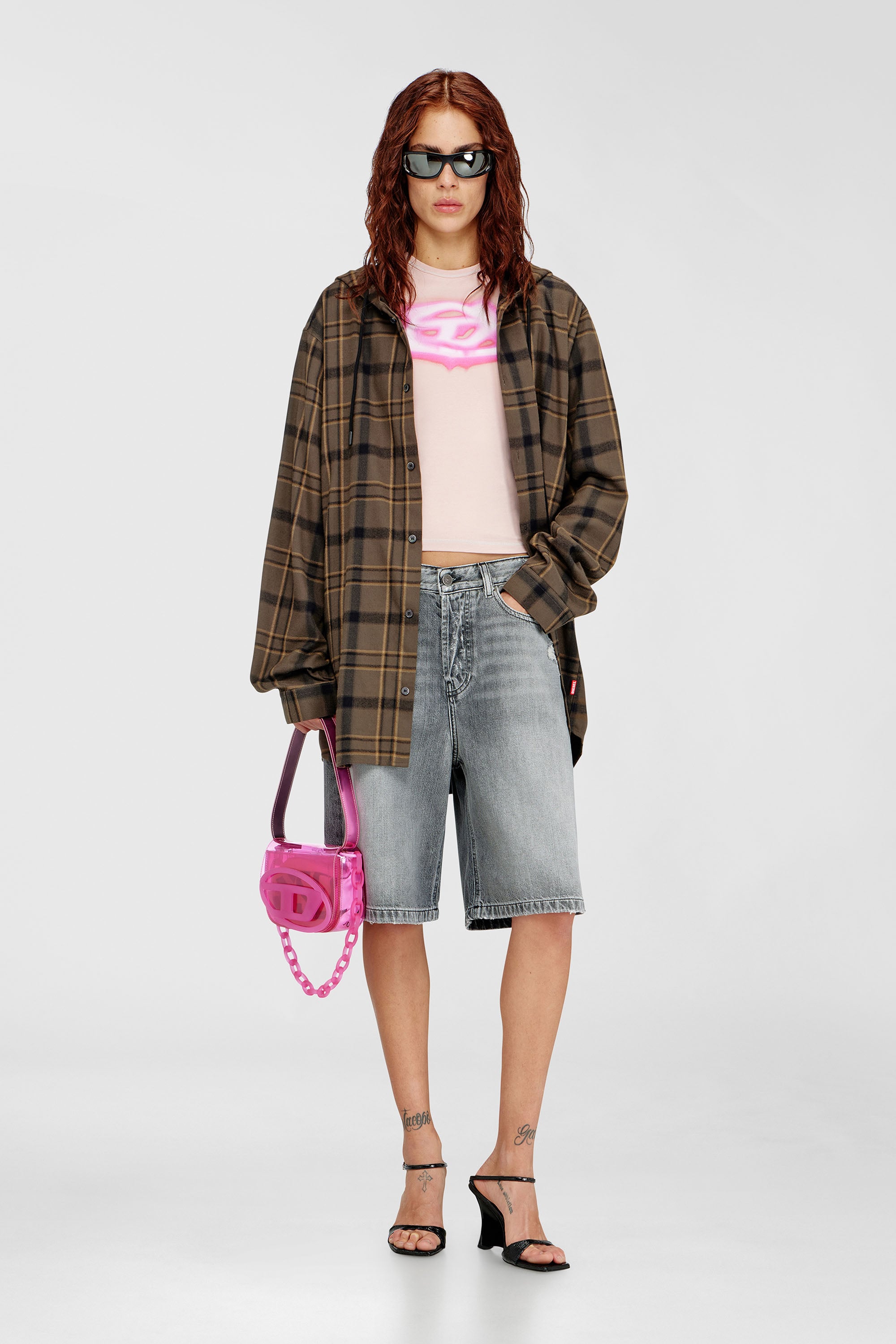 Diesel - DE-SIRE-SHORT, Short en denim &agrave; ourlets effiloch&eacute;s Femme in Gris - 1