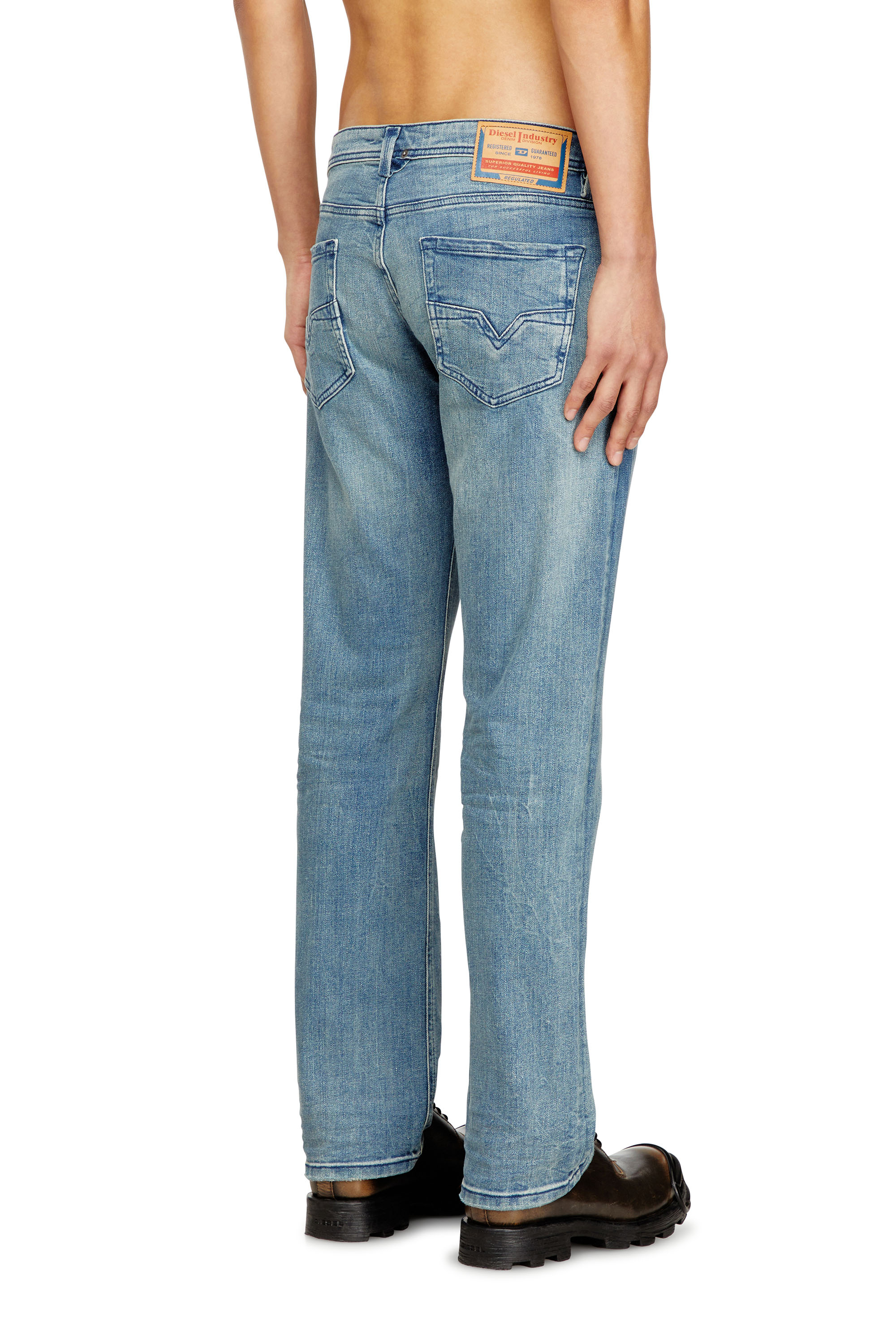 Diesel - Regular Jeans 1985 Larkee 0BMBW Homme, Bleu moyen - Image 4