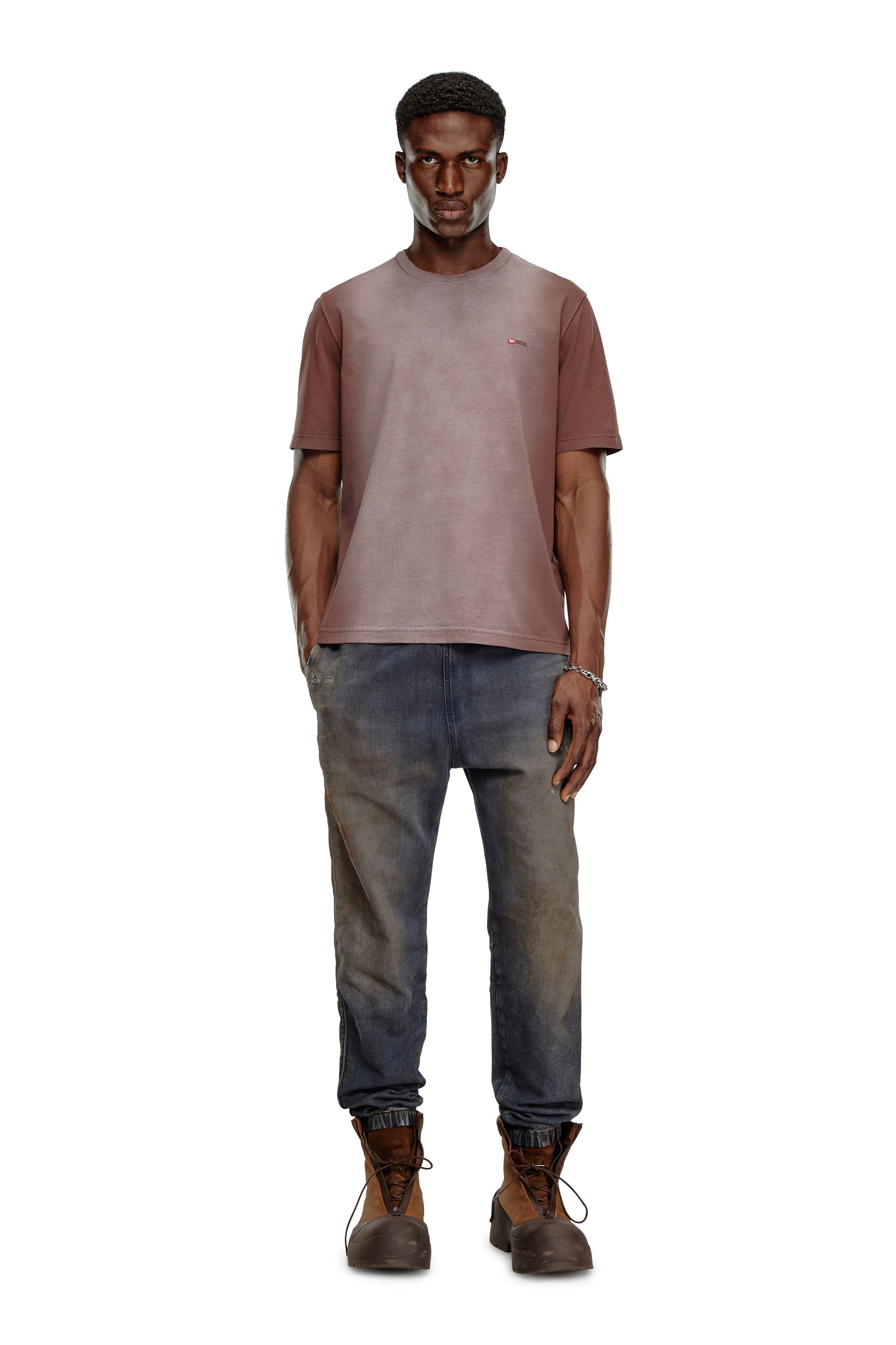 Diesel - T-ADJUST-Q2, Homme T-shirt en jersey de coton pulvérisé in Marron - Image 2