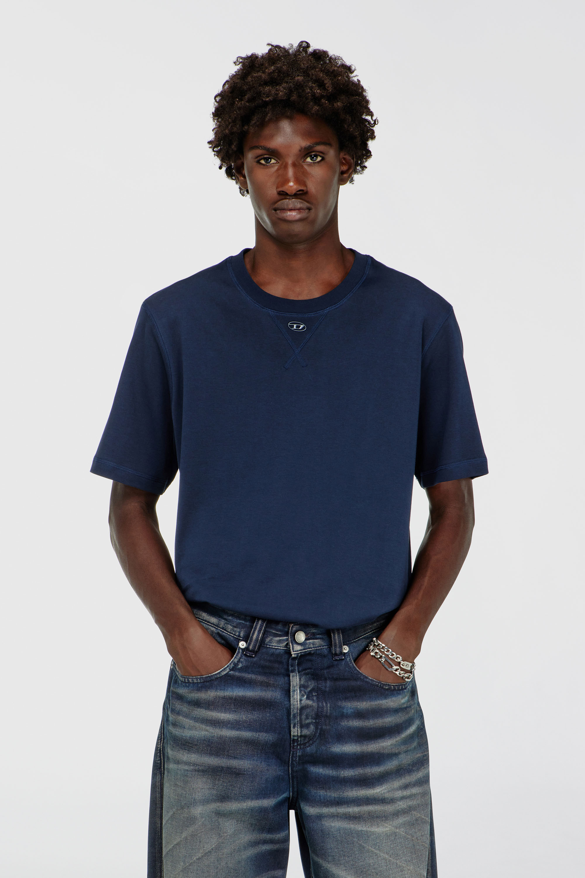 Diesel - T-MADJUST-TR, T-shirt r&eacute;guli&egrave;re avec col rond et Oval D Homme in Bleu - 3