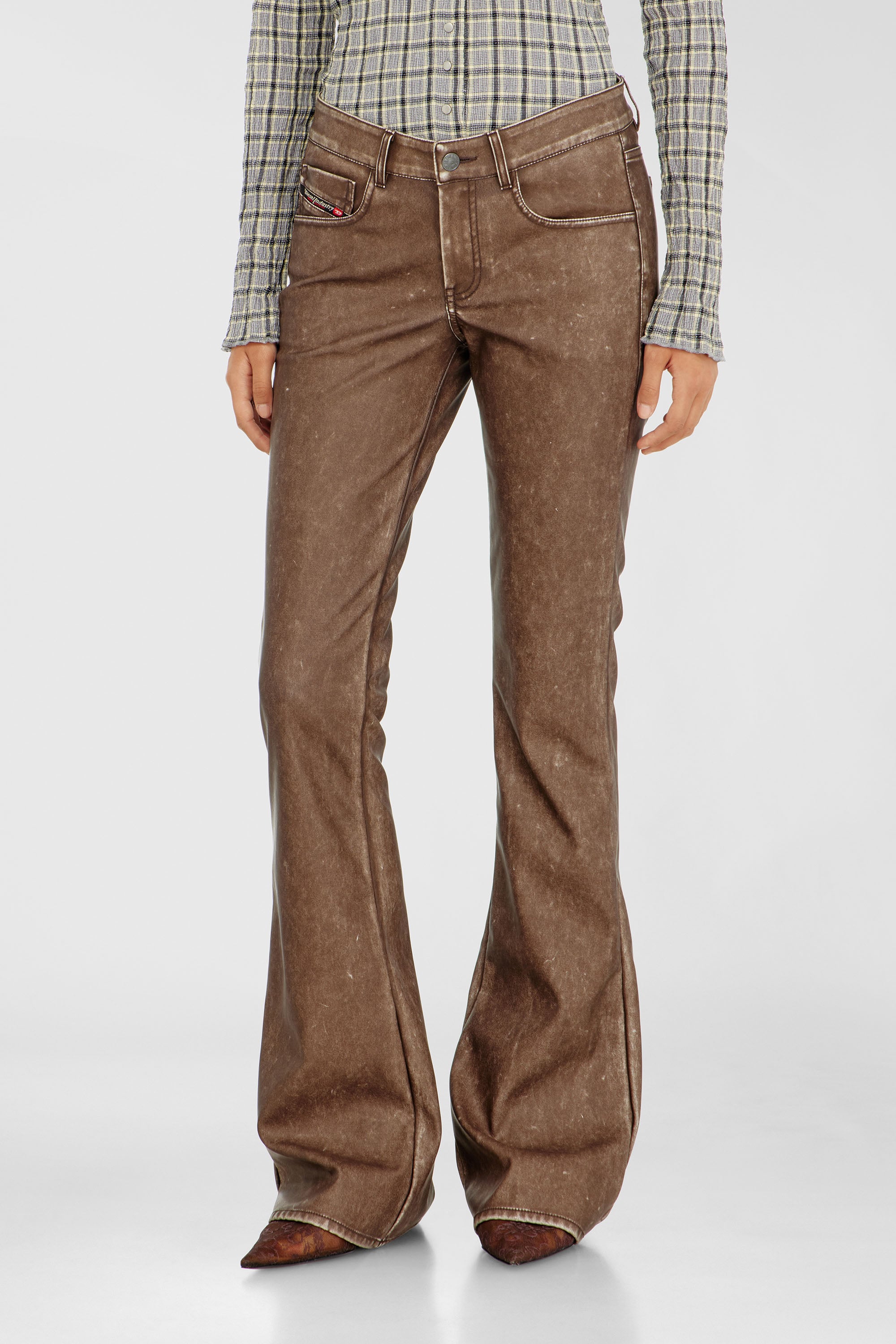 Diesel - P-STELLAR-S1, Pantalon bootcut en tissu enduit trait&eacute; Femme in Marron - 1