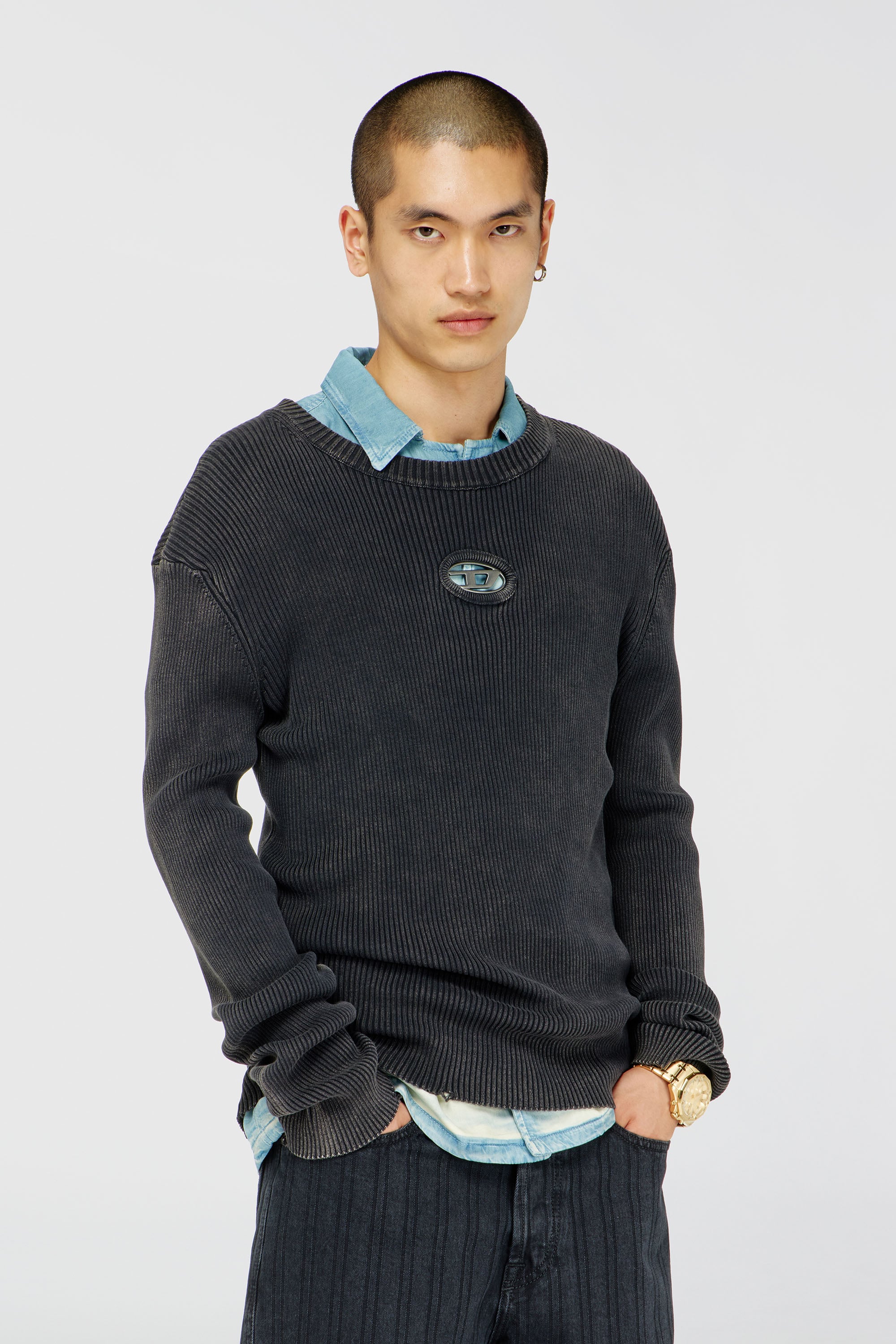 Diesel - K-DARIN-D, Pull effet vieilli avec logo cut-out Homme in Noir - 1