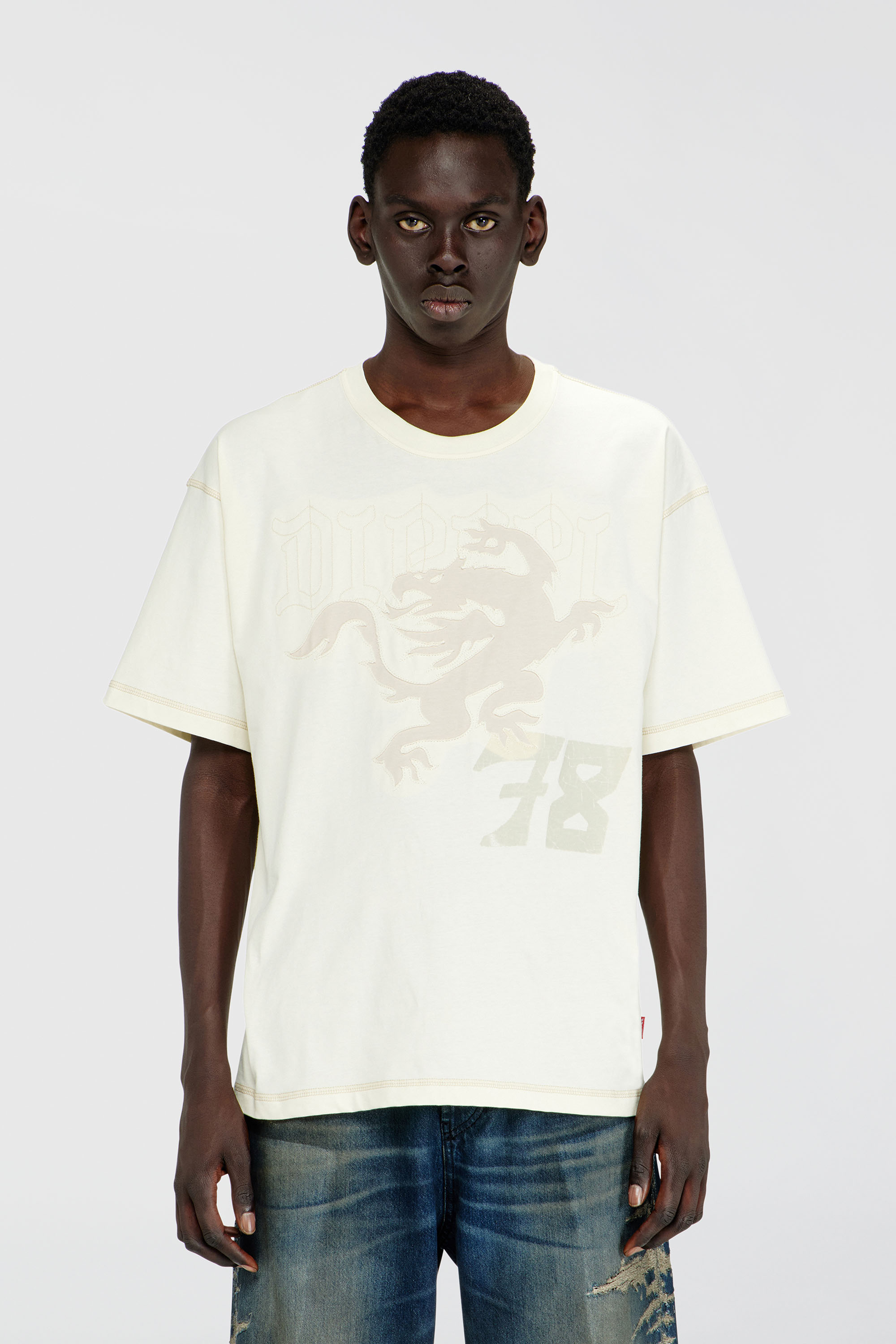 Diesel - T-BOXT-NOTCH, T-shirt d&eacute;contract&eacute; avec imprim&eacute;s et broderies Homme in Blanc - 1