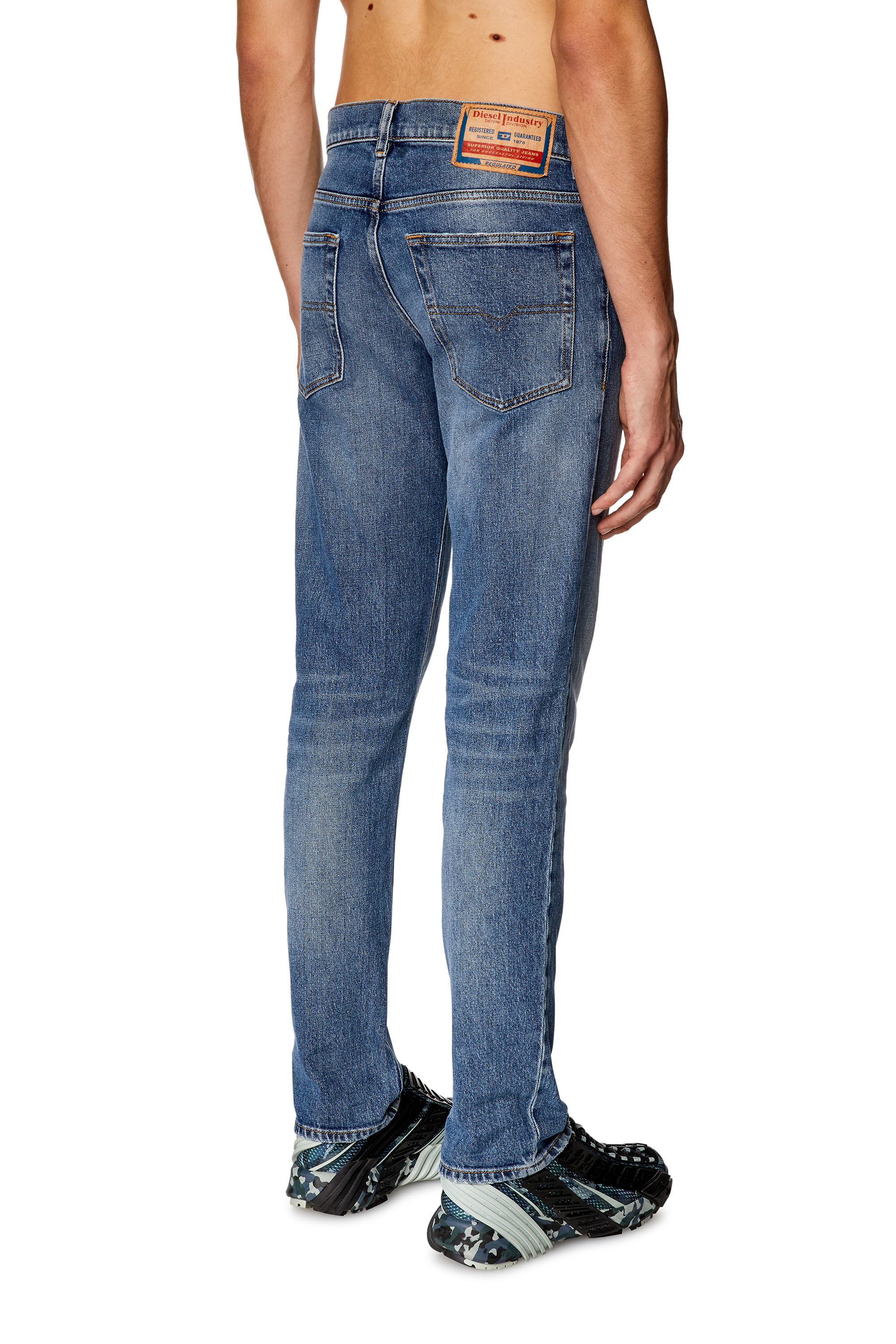 Diesel - Tapered Jeans 2023 D-Finitive 09I16, Bleu moyen - Image 2