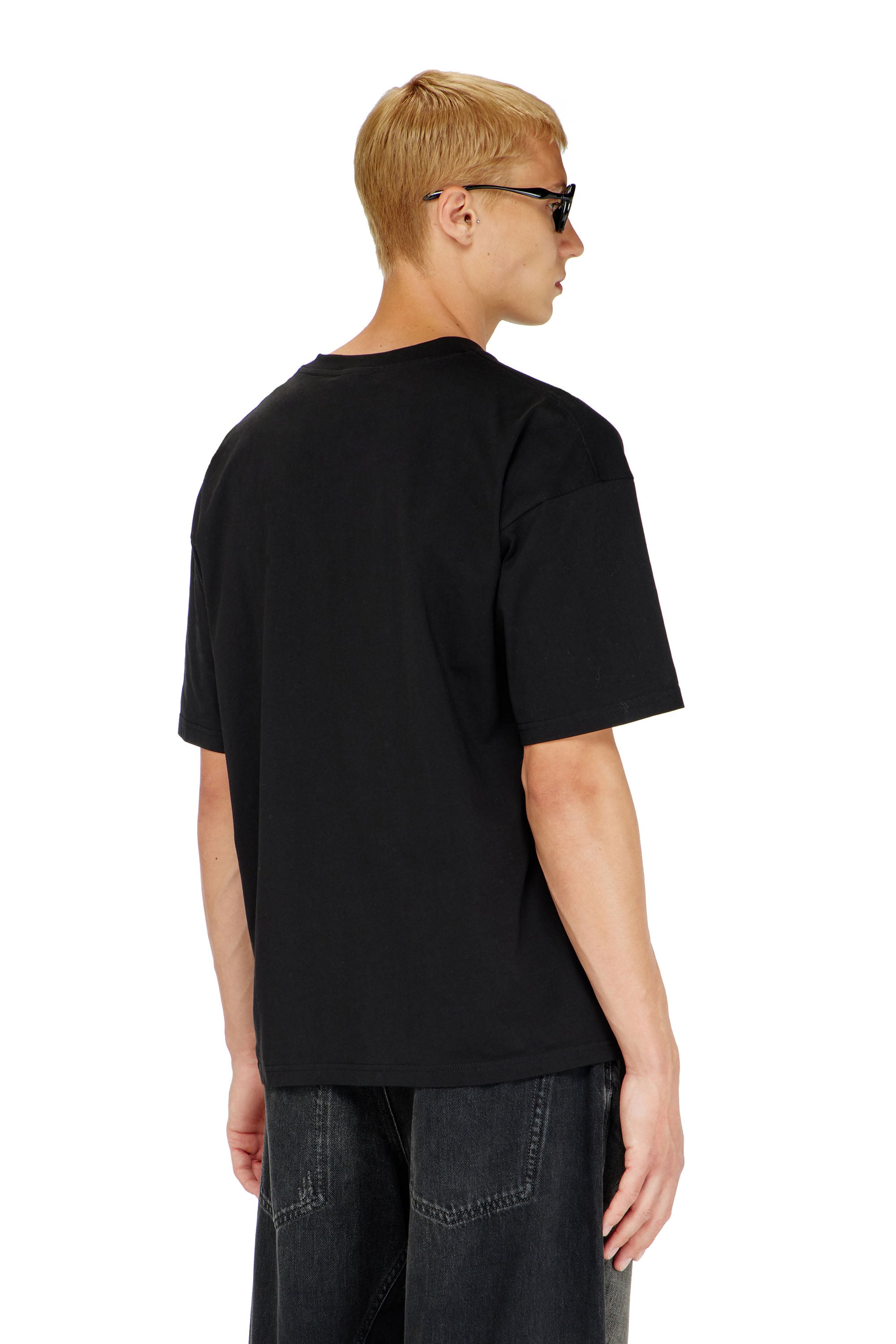 Diesel - T-BOXT-DCO, T-shirt en coton d&eacute;contract&eacute;e avec broderie Oval D Homme in Noir - 4