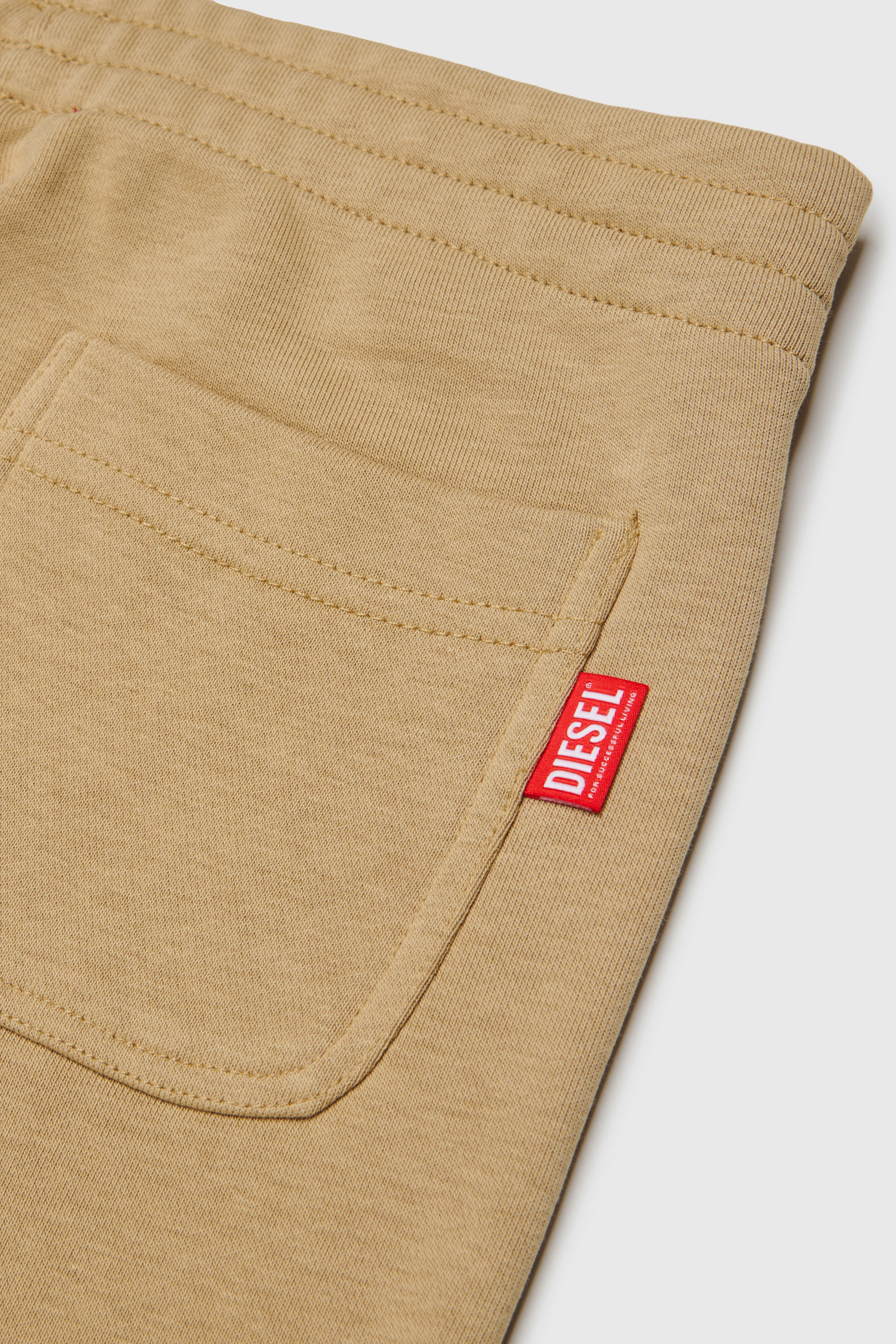 Diesel - PRES, Pantalon de surv&ecirc;tement avec logo d&eacute;coup&eacute; imprim&eacute; Homme in Marron - 4