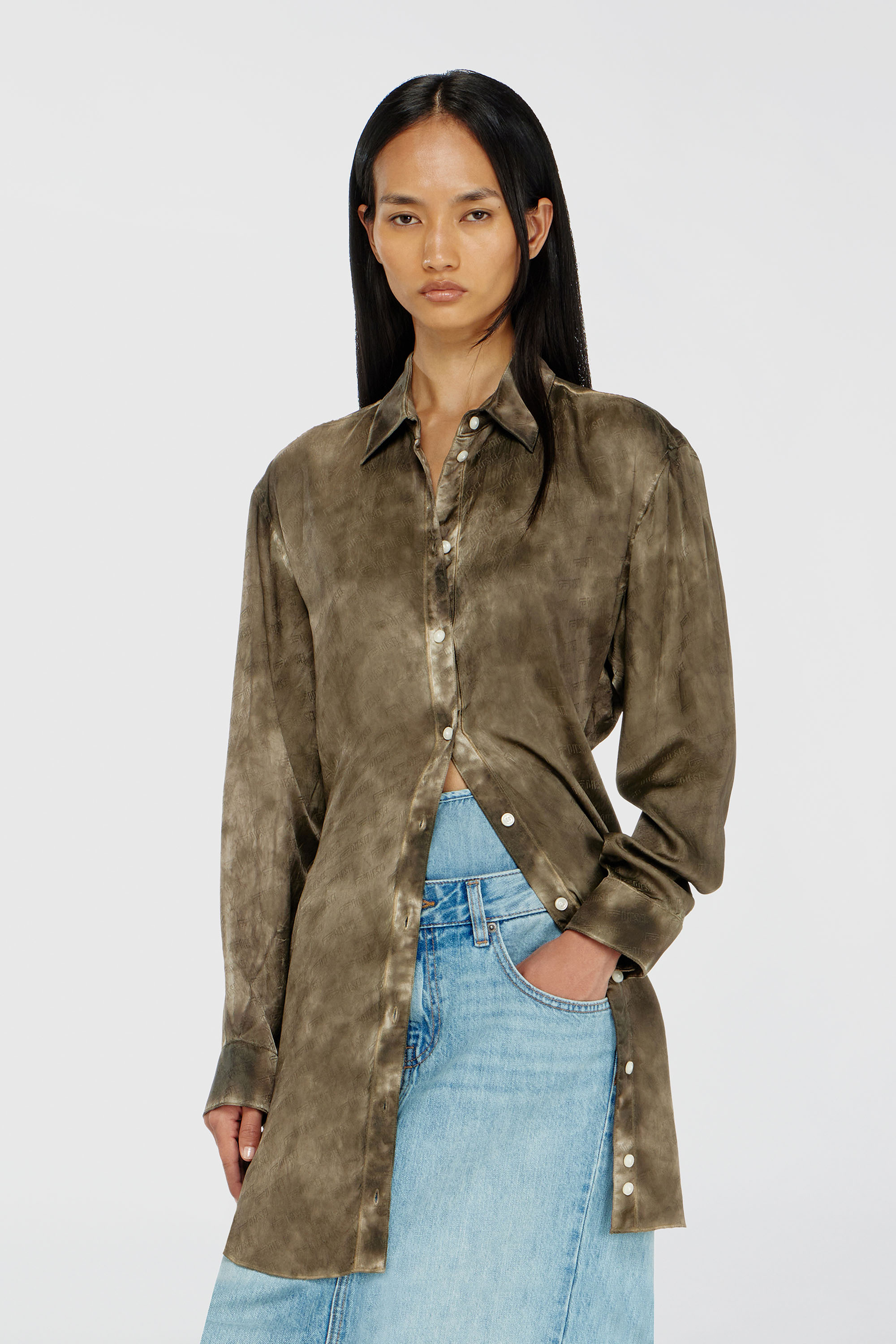 Diesel - C-LAVEL, Chemise longue en satin gaufr&eacute; logo-jacquard Femme in Vert - 1