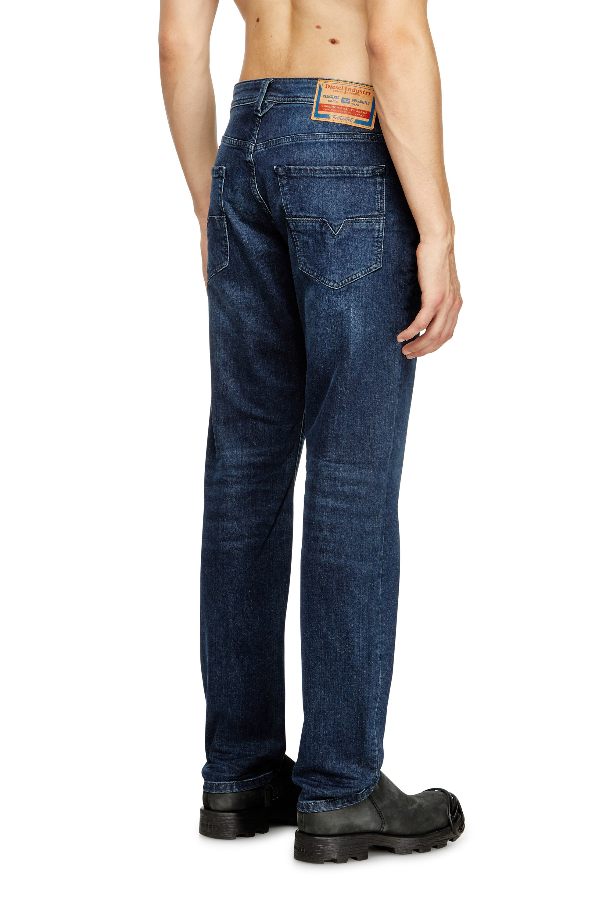 Diesel - Regular Jeans 1986 Larkee-Beex 0CNAA Homme, Bleu Fonc&eacute; - Image 4
