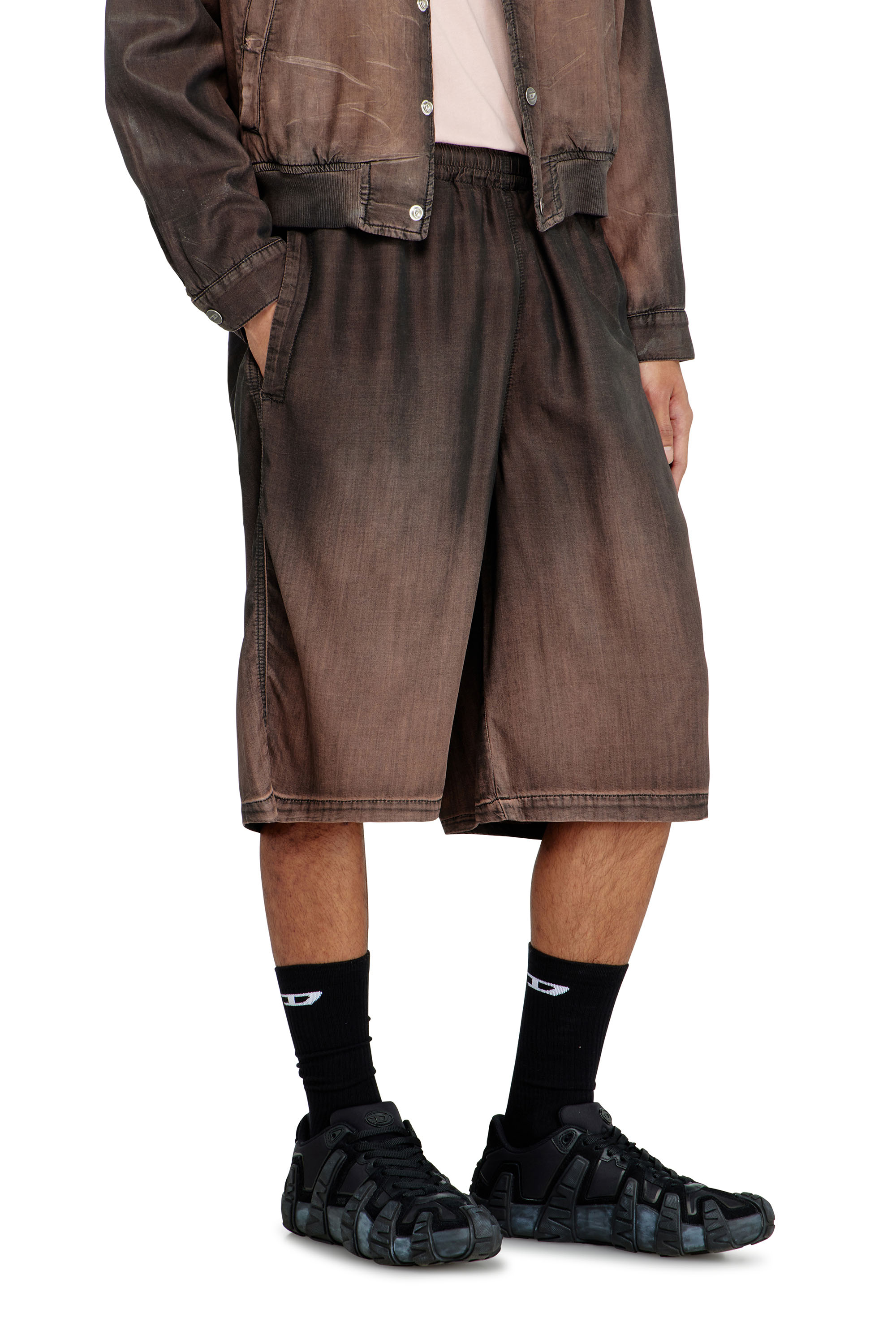 Diesel - D-RODER-SHORT-S, Bermuda d&eacute;contract&eacute; en denim enduit fluide Mixte in Marron - 7