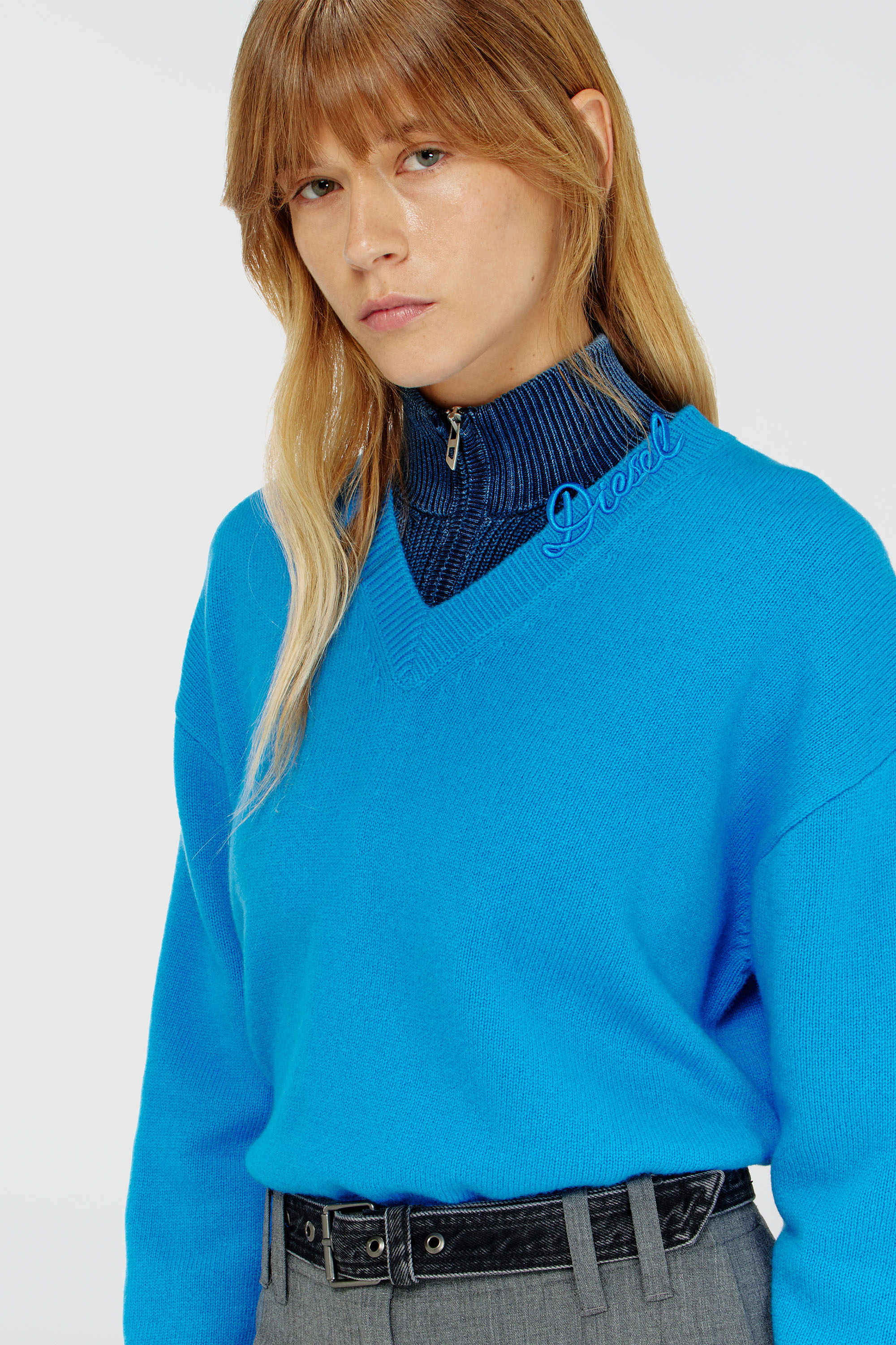 Diesel - M-IMOSA, Pull en laine col V avec logo sur le col Femme in Bleu - 4