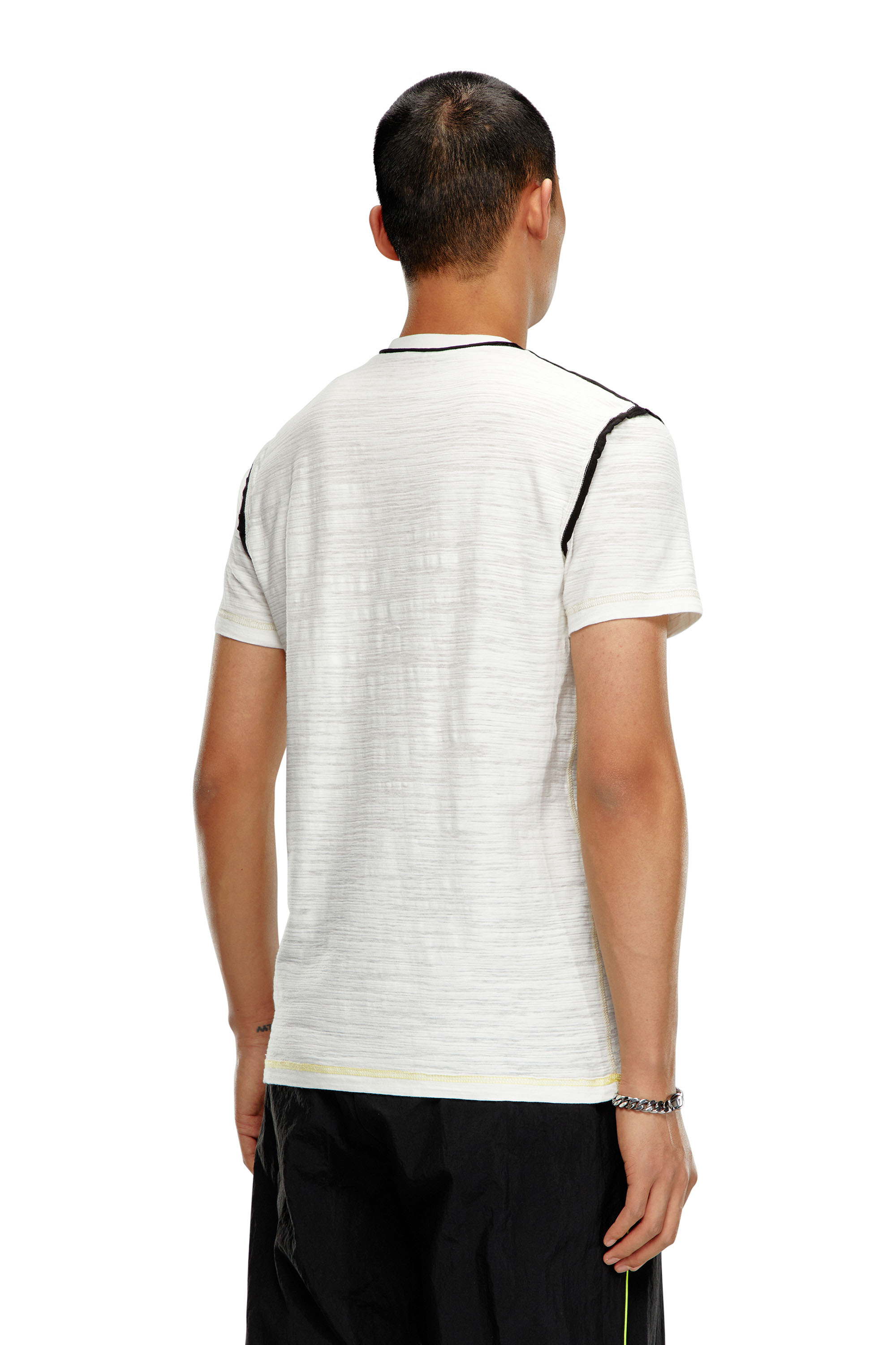 Diesel - T-DIEGOR-V-RAW, T-shirt avec col en V en jersey flammé inside-out Homme in Blanc - 4