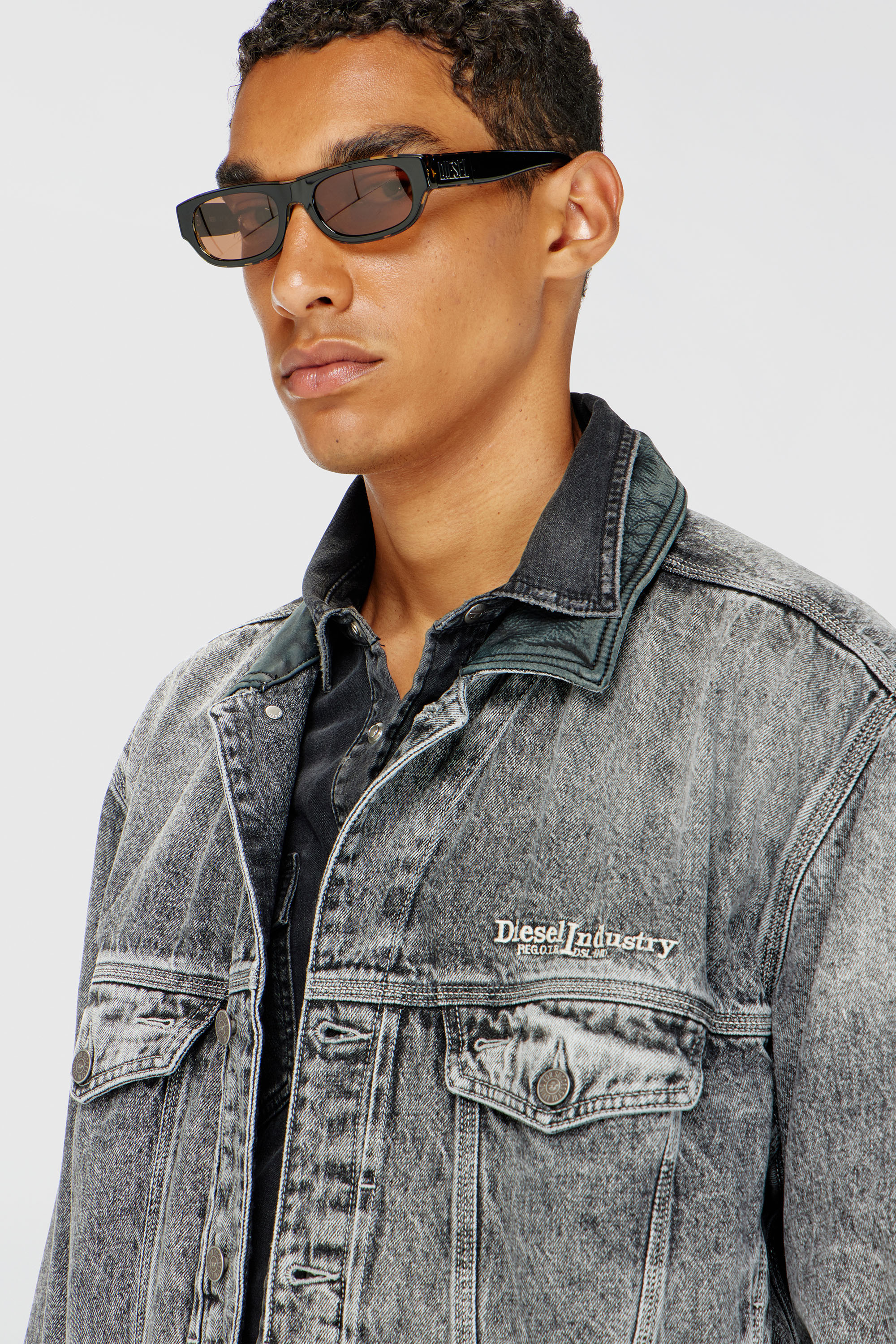 Diesel - D-DENVER-S, Veste en jean trucker avec garnitures en cuir ton sur ton Mixte in Gris - 5