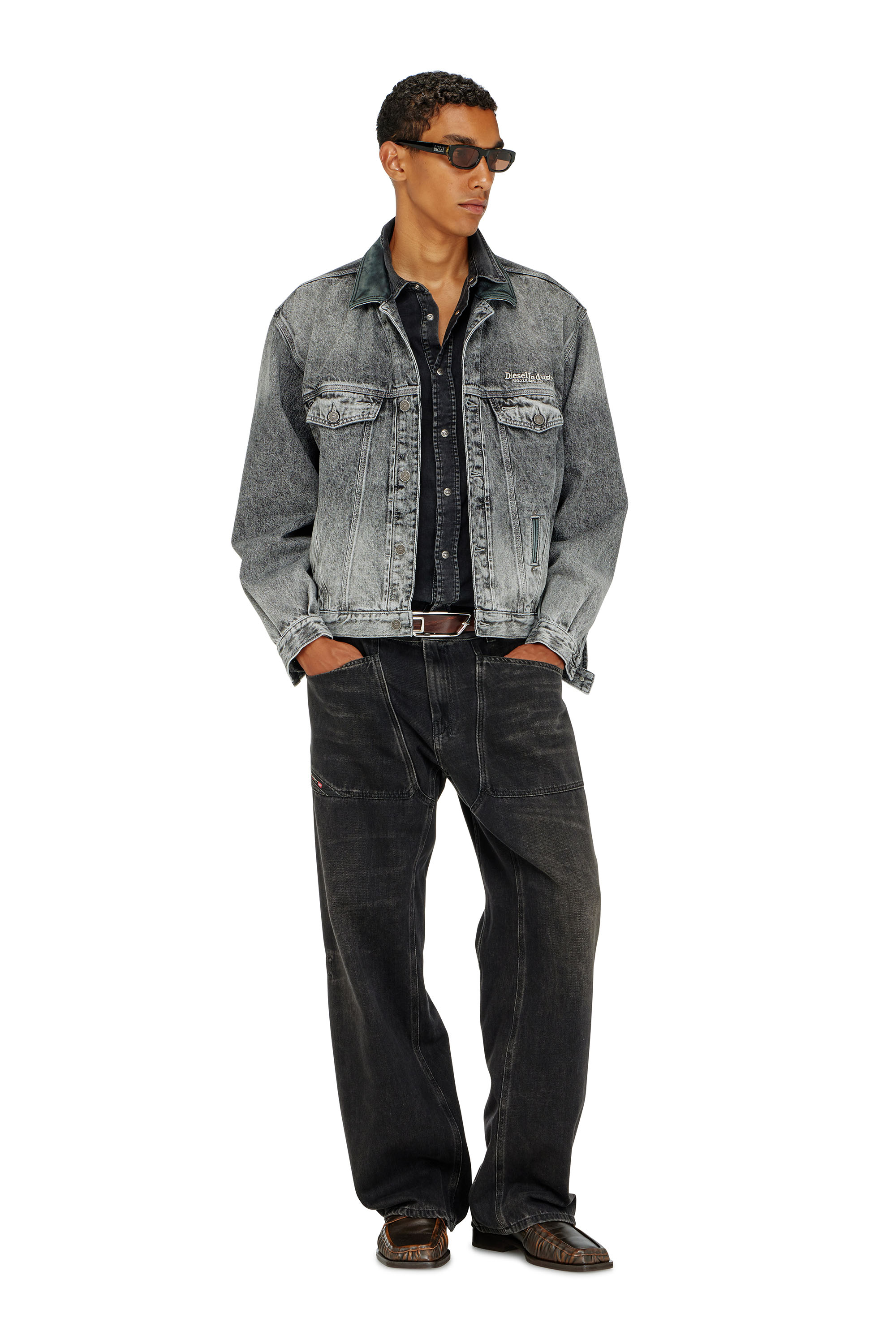 Diesel - D-DENVER-S, Veste en jean trucker avec garnitures en cuir ton sur ton Mixte in Gris - 4