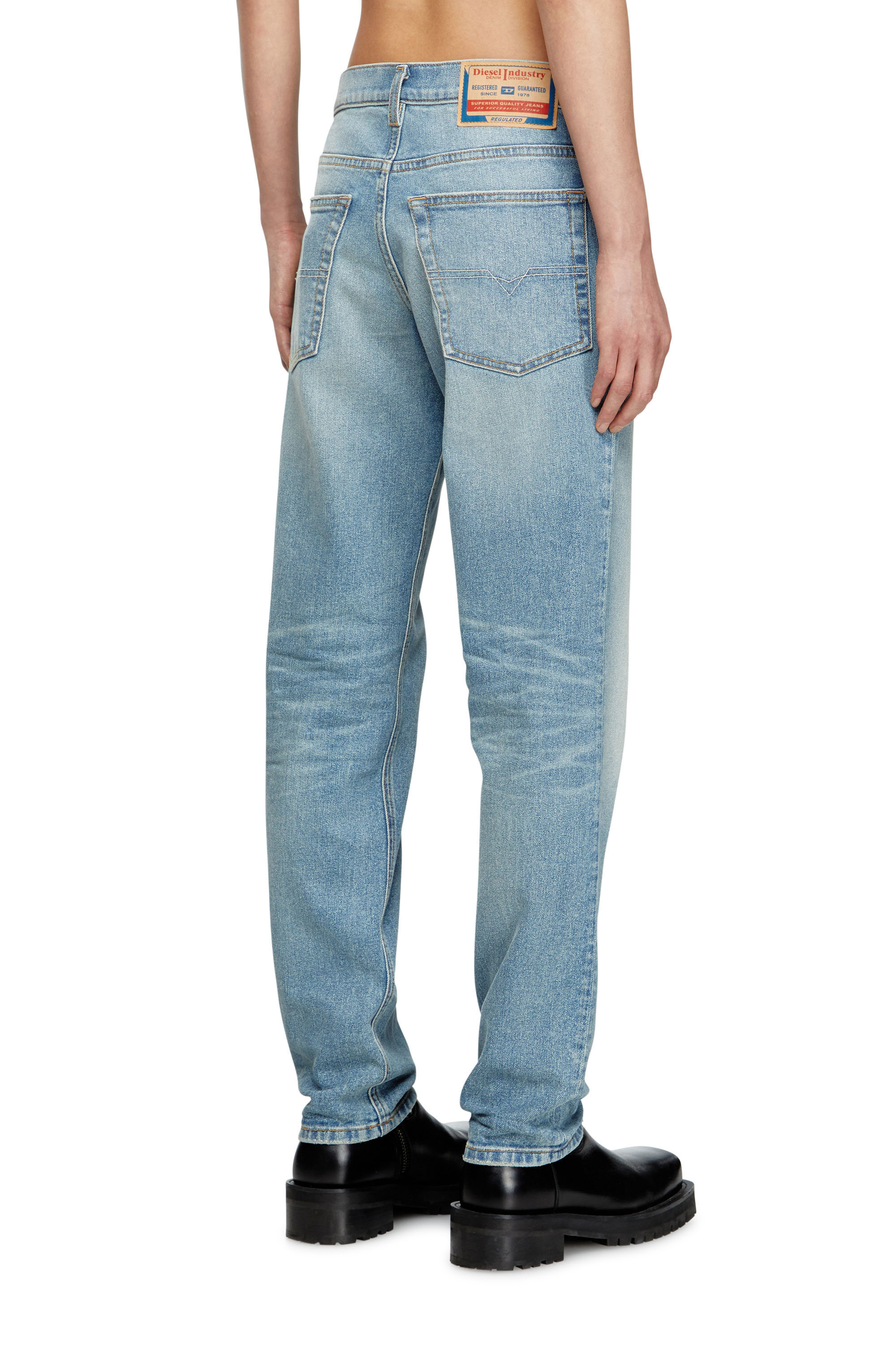 Diesel - Regular Jeans 2023 D-Finitive 0DBEH Homme, Bleu Clair - Image 4