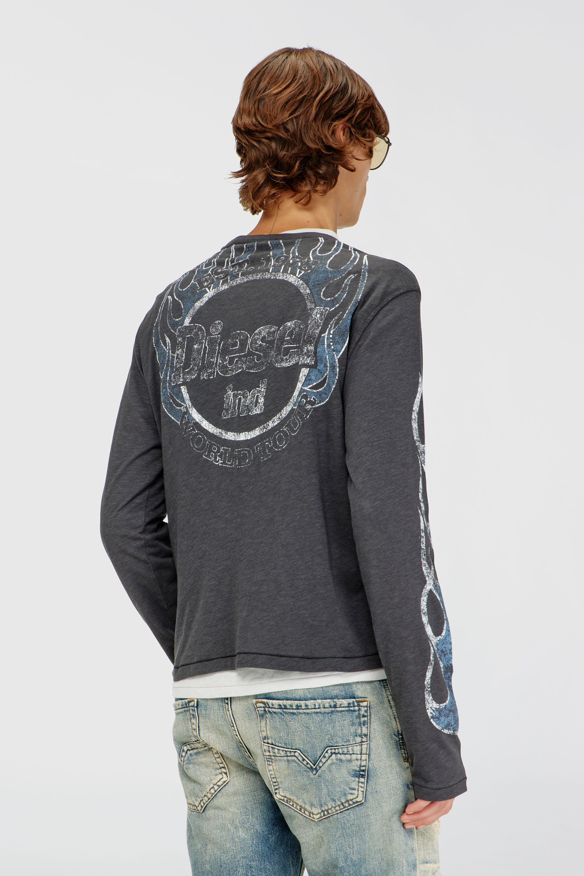 Diesel - T-NOTS-LS, T-shirt manches longues en jersey flamm&eacute; avec imprim&eacute; craquel&eacute; Homme in Gris - 3