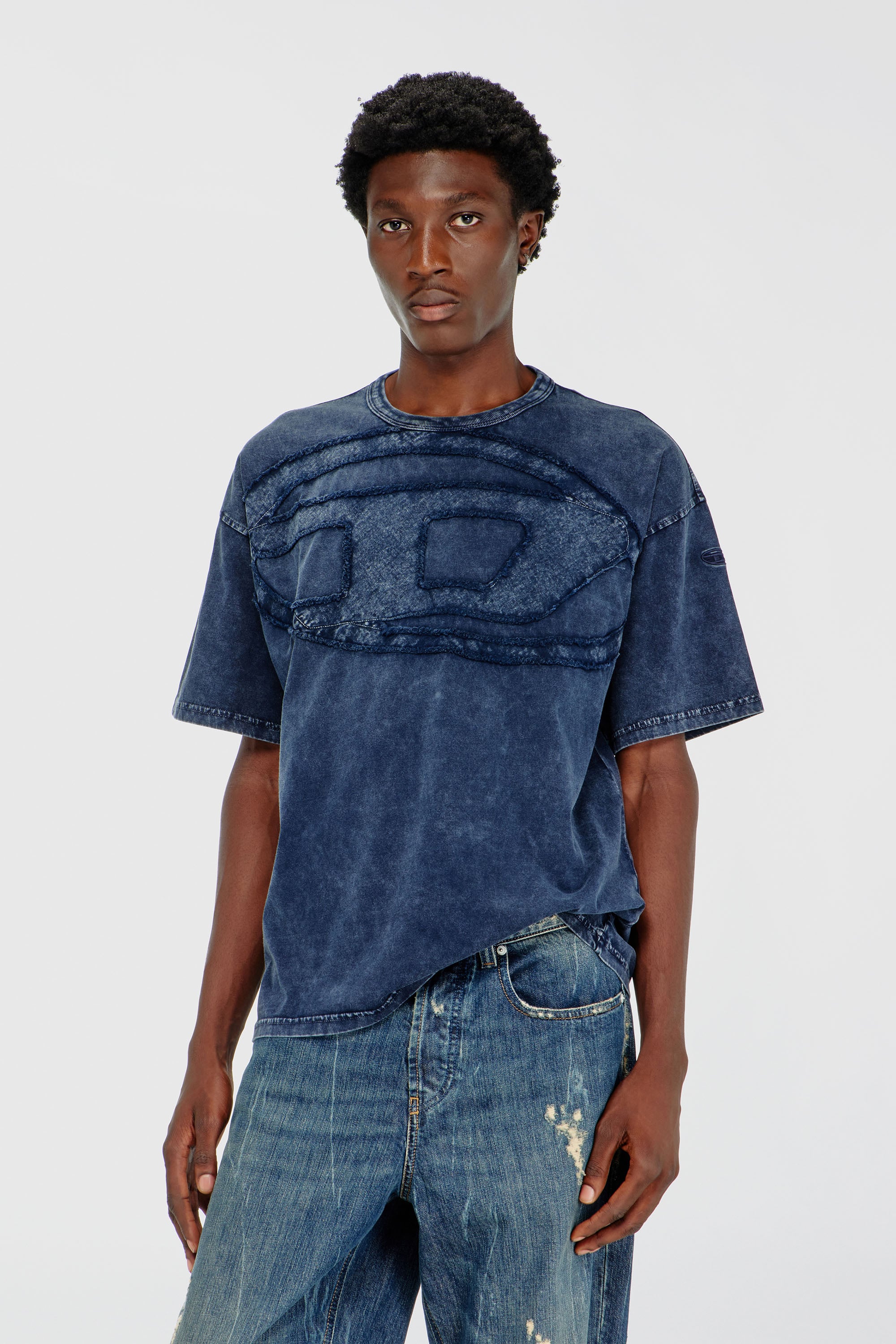 Diesel - T-BOXT-DEN, T-shirt en coton d&eacute;contract&eacute;e avec applique Oval D Homme in Bleu - 1