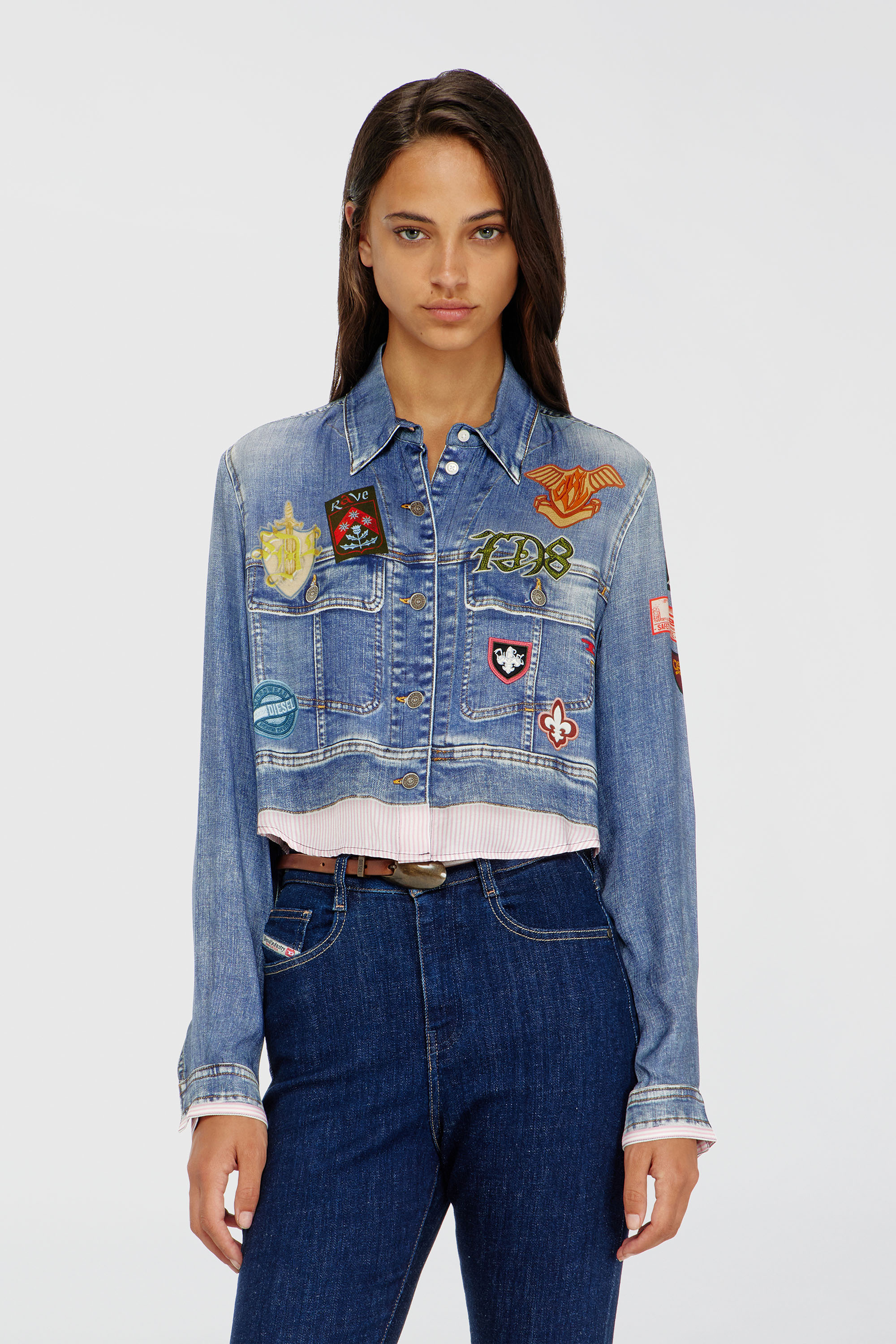 Diesel - C-LONE, Chemise cropped en satin &agrave; imprim&eacute; trompe-l&rsquo;&oelig;il denim Femme in Bleu - 3