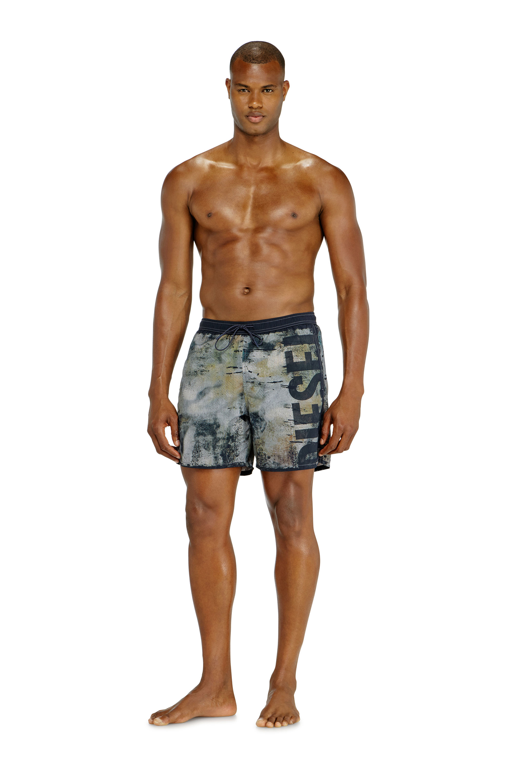 Diesel - SOCCER-41-UTLT, Short de bain avec imprim&eacute; effet us&eacute; et maxi logo Homme in Polychrome - 1