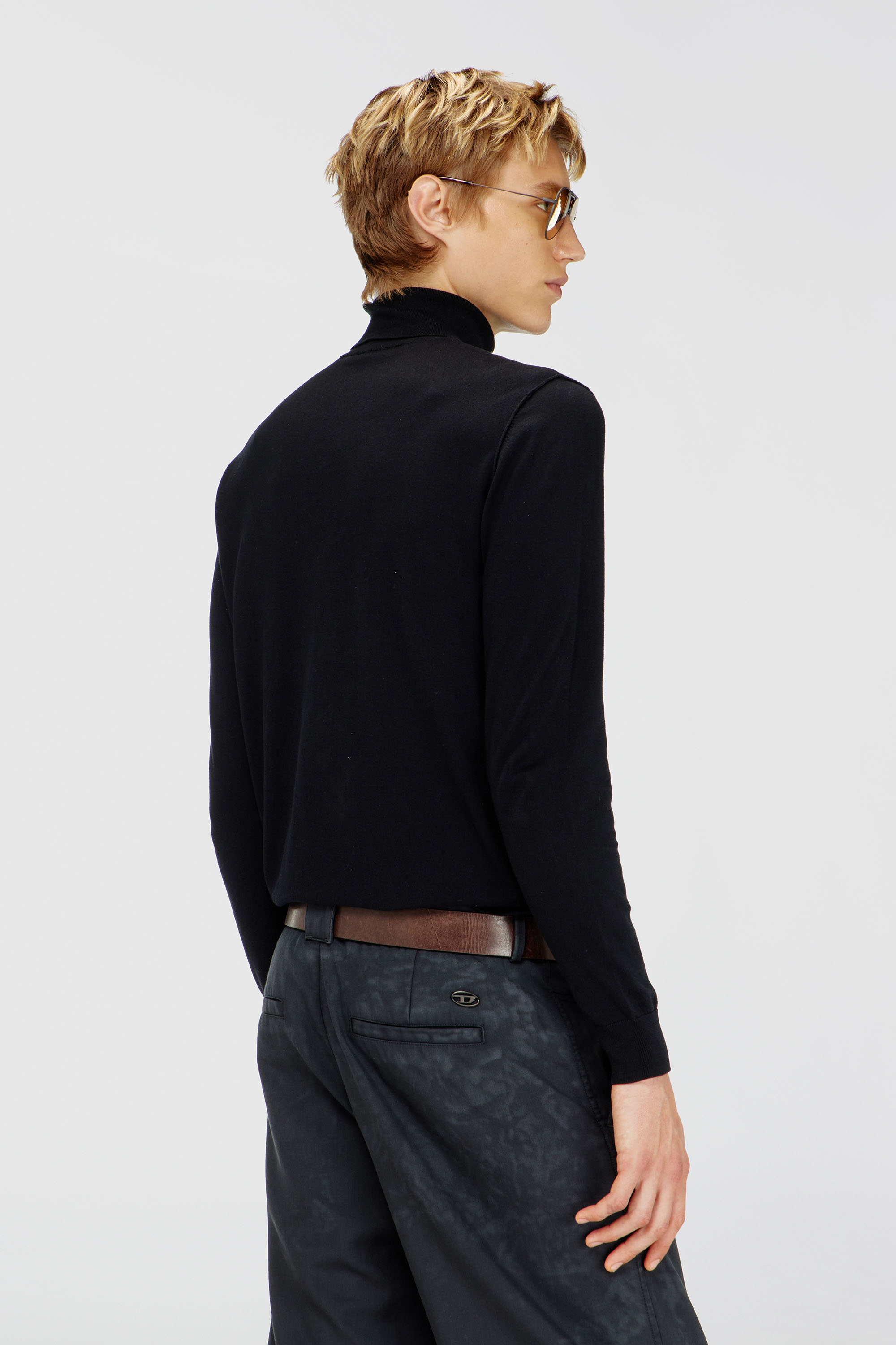 Diesel - K-FREEX-LUP-TAG-T92, Col roul&eacute; en coton avec patch logo Oval D Homme in Noir - 4