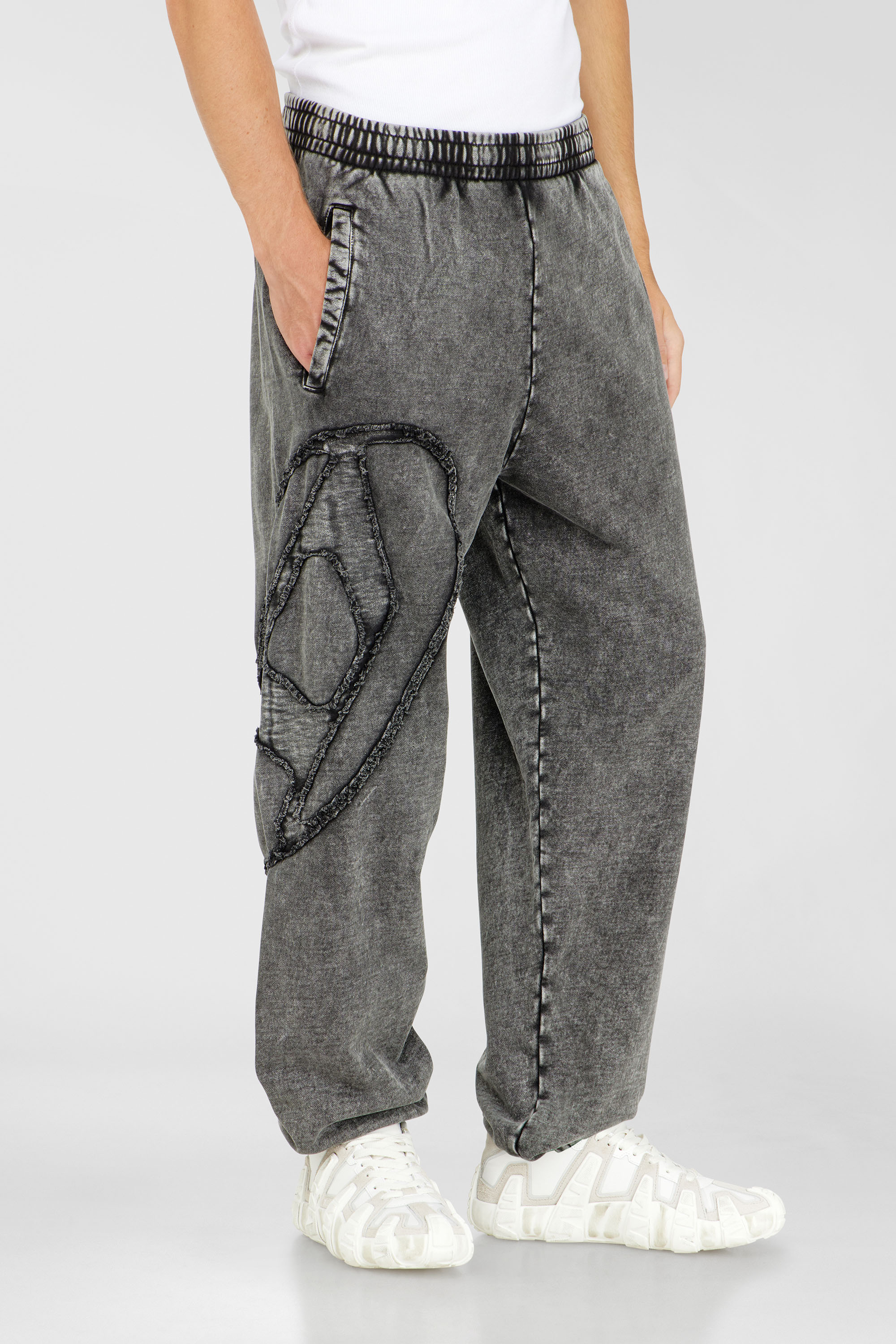 Diesel - P-MARKY-DEN, Pantalon en coton biologique avec &eacute;cusson Oval D Homme in Gris - 1