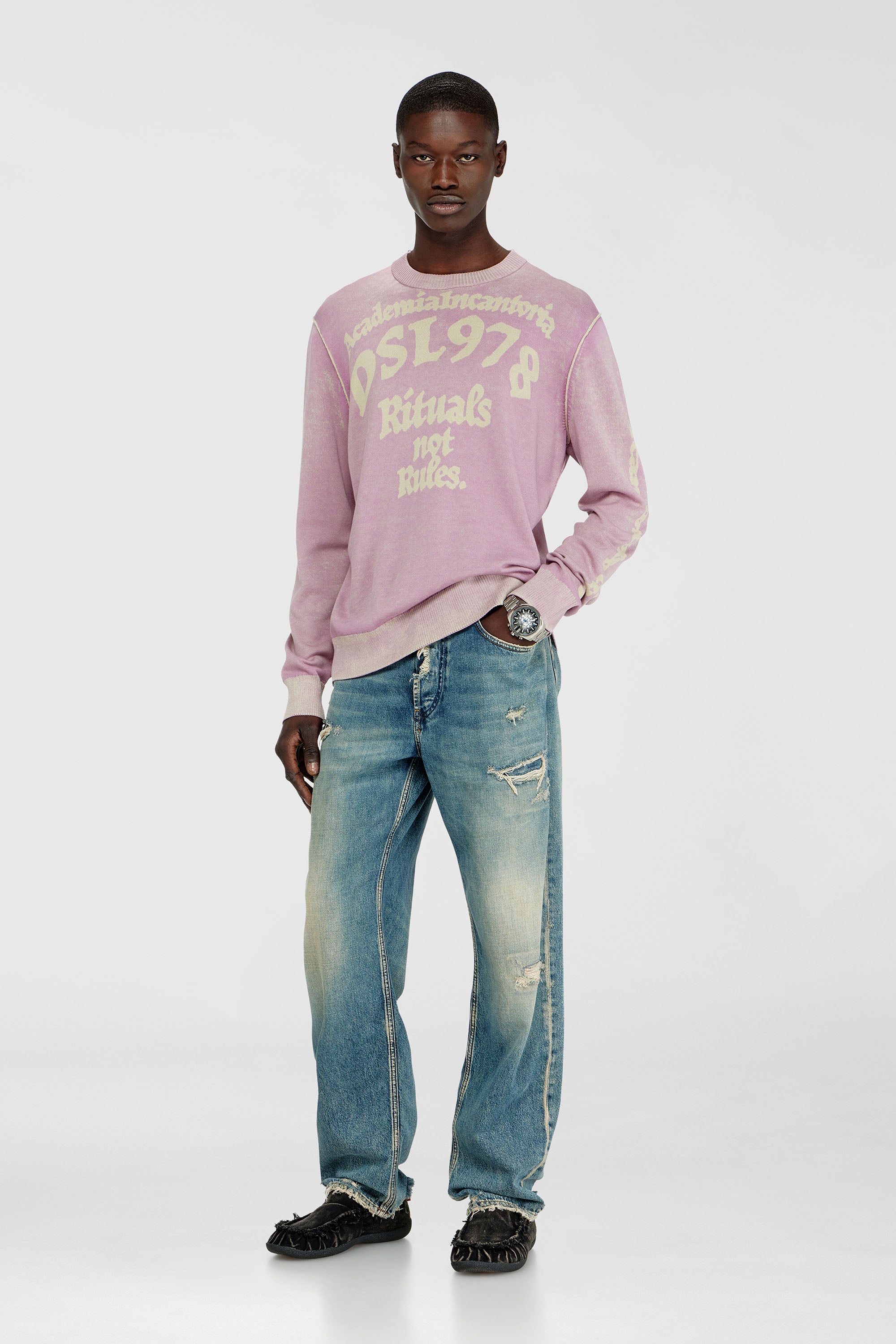 Diesel - K-LAUTI, Pull en coton trait&eacute; avec slogan Homme in Violet - 1