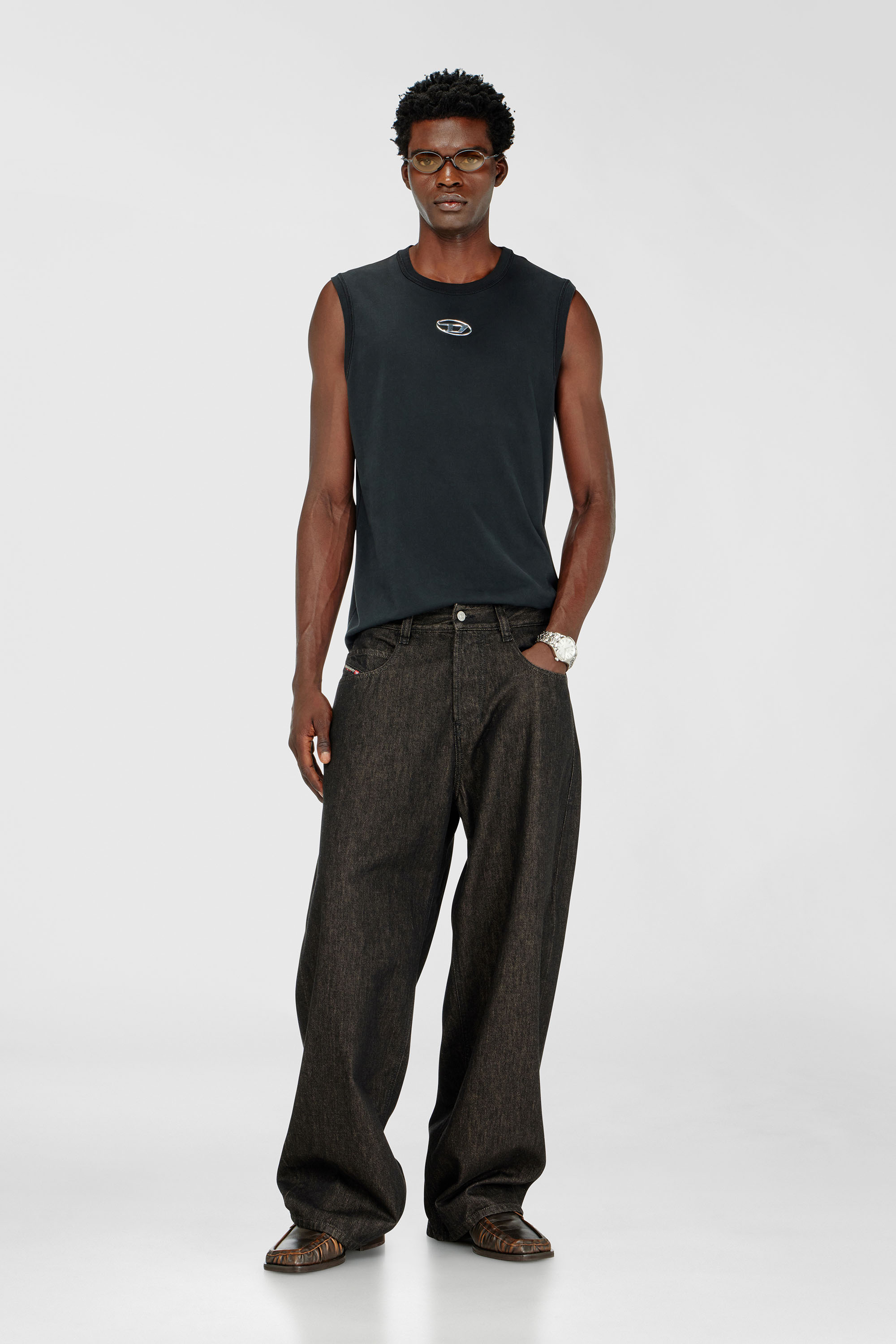 Diesel - T-BISCO-IOD, D&eacute;bardeur en coton avec un Oval D m&eacute;tallis&eacute; Homme in Noir - 2