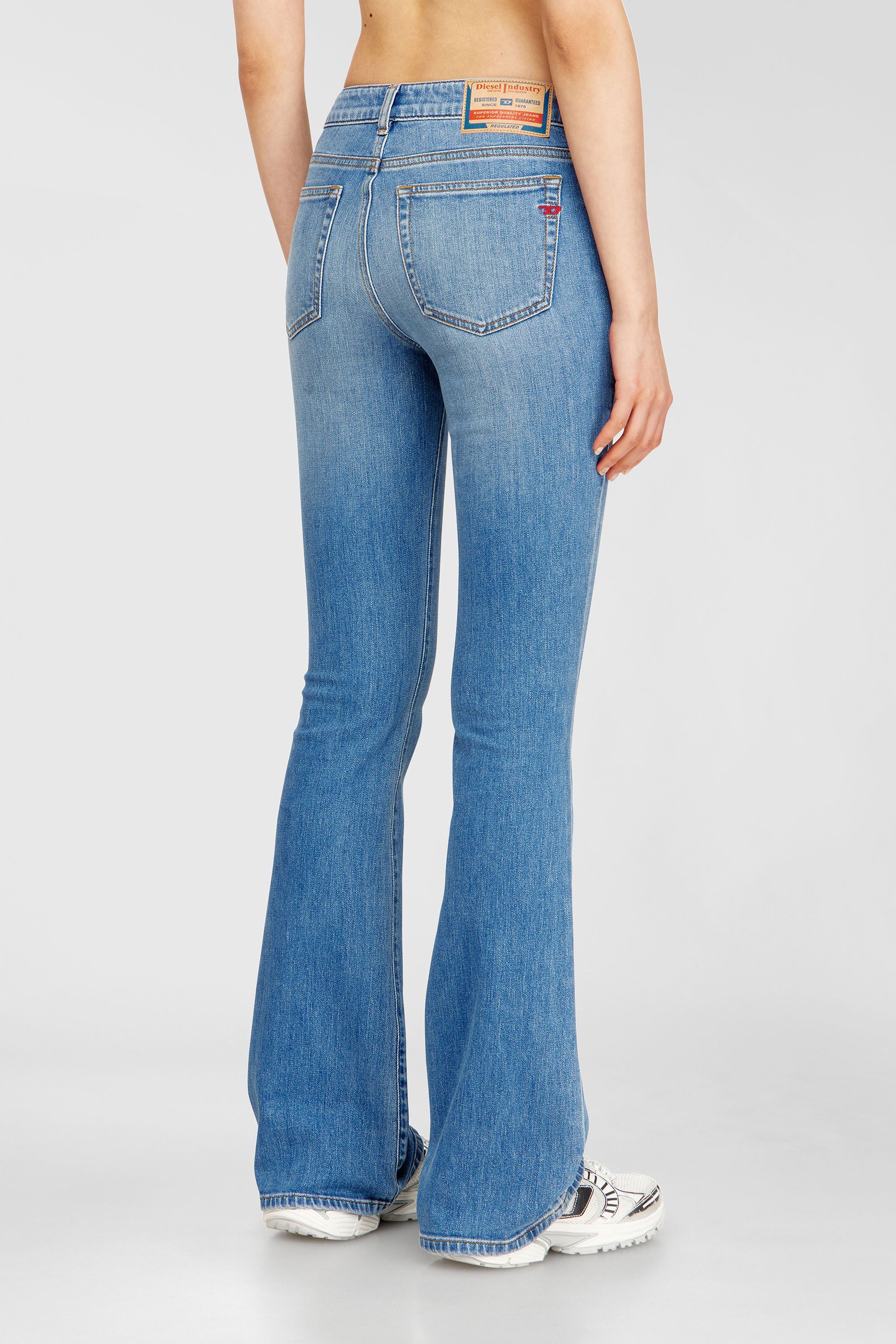 Diesel - Bootcut Jeans 1969 D-Ebbey 0ADBH Femme, Bleu Clair - Image 3