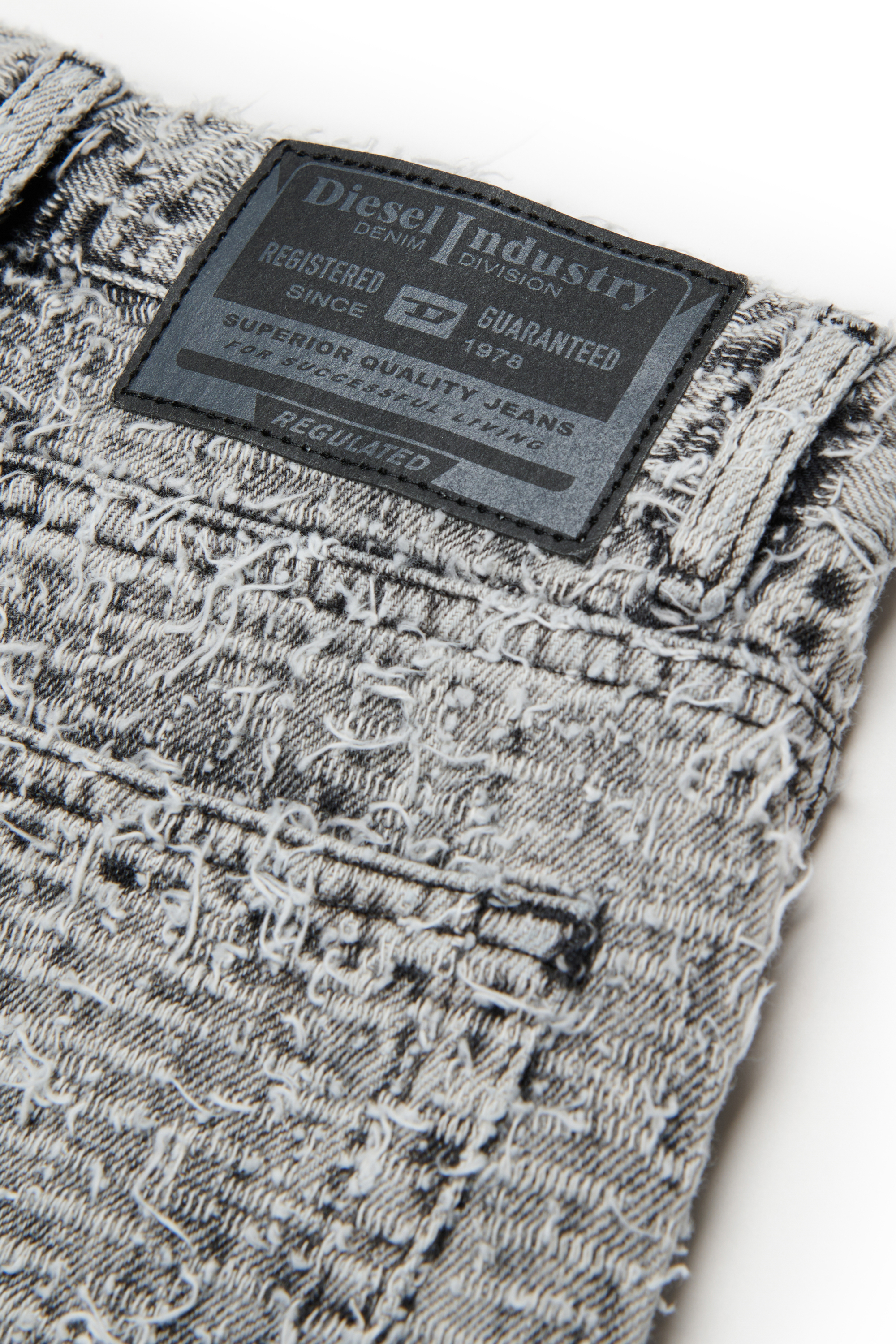 Diesel - D-ARGJX-SHORT-J, Shorts en denim avec finition textur&eacute;e Femme in Gris - 4